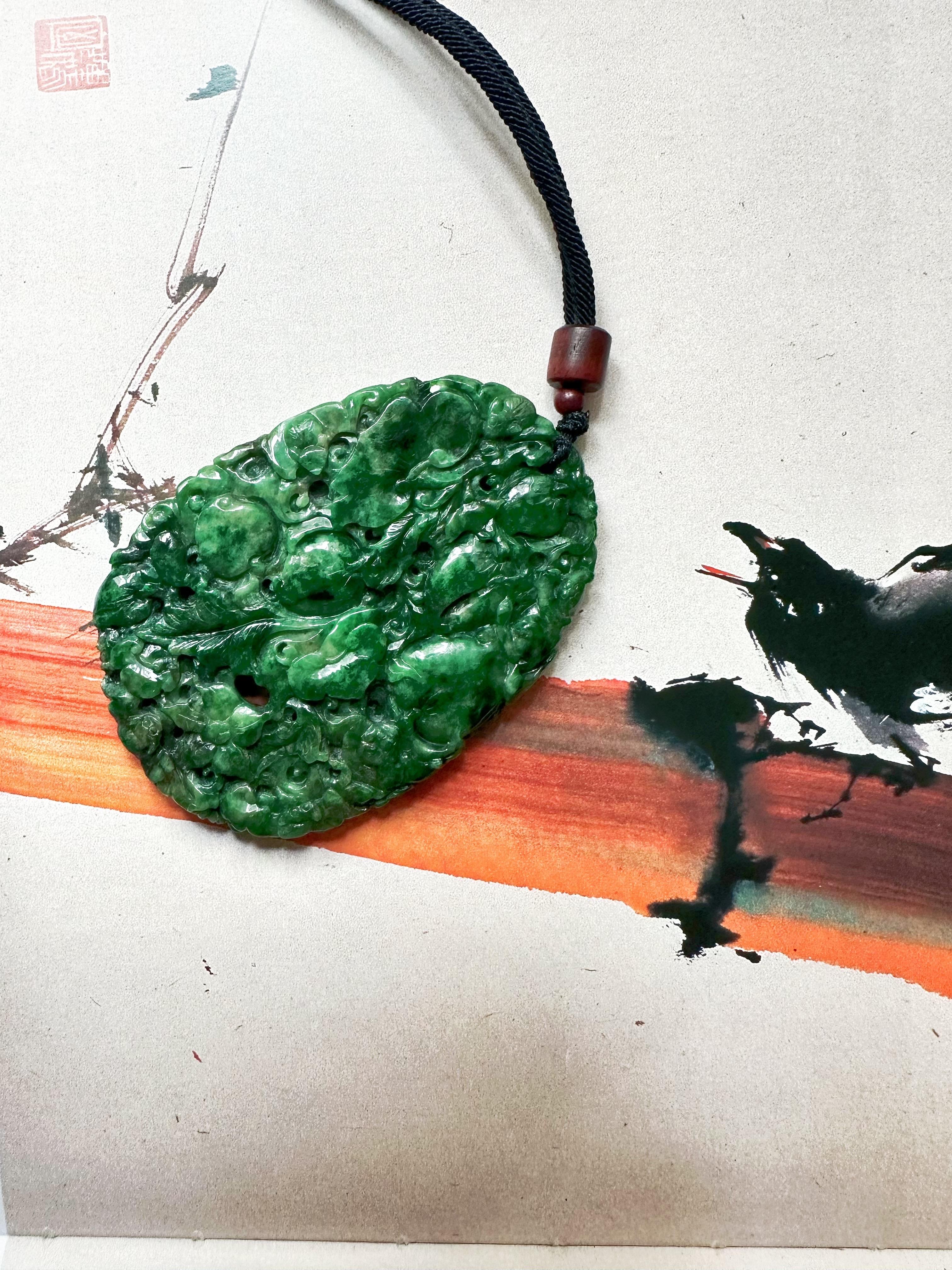 Pendentif géant en jade vert intense fabriqué à la main  Ruyi sculpté artisanalement, pêche en vente 7
