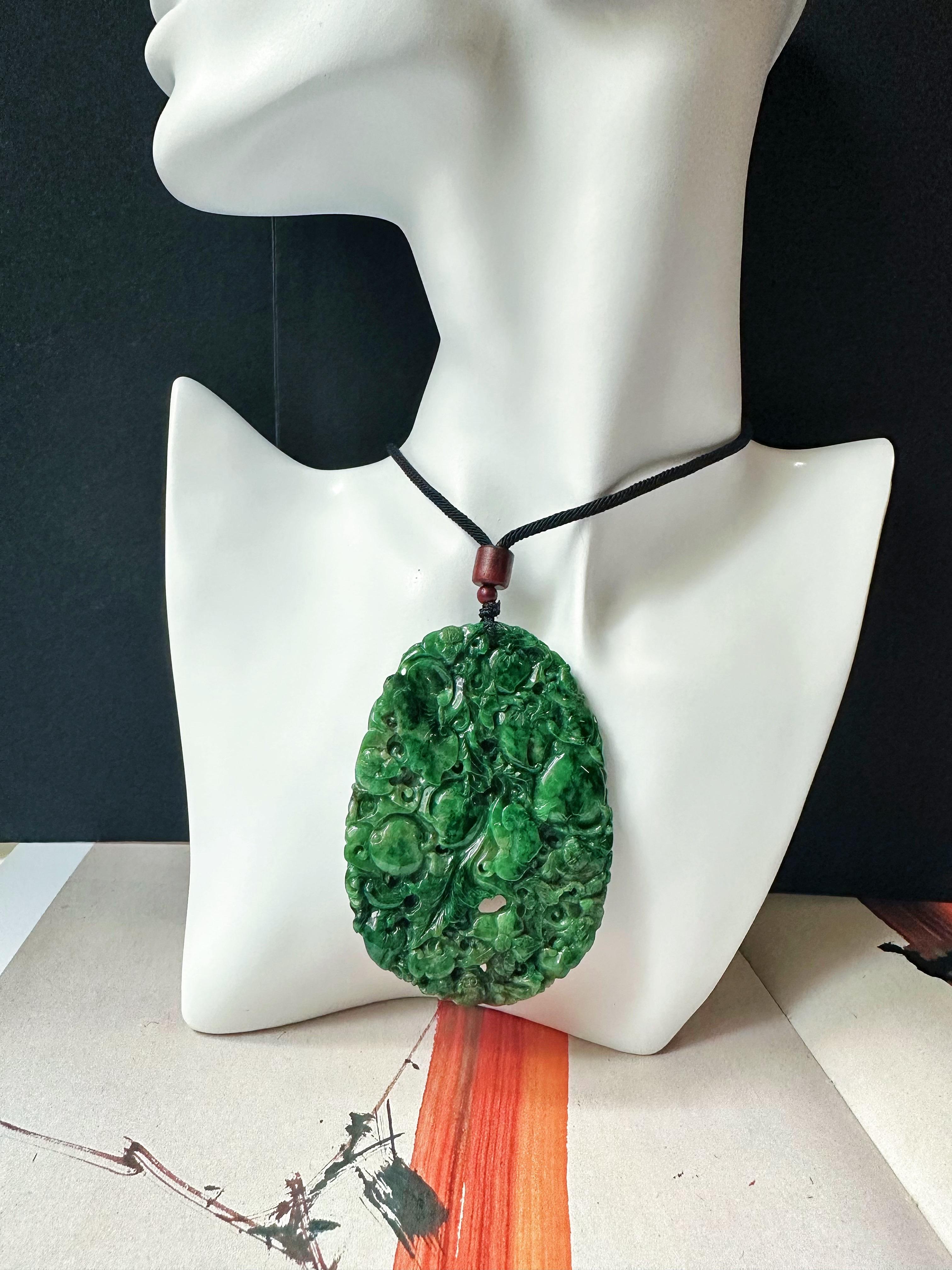 Pendentif géant en jade vert intense fabriqué à la main  Ruyi sculpté artisanalement, pêche en vente 8