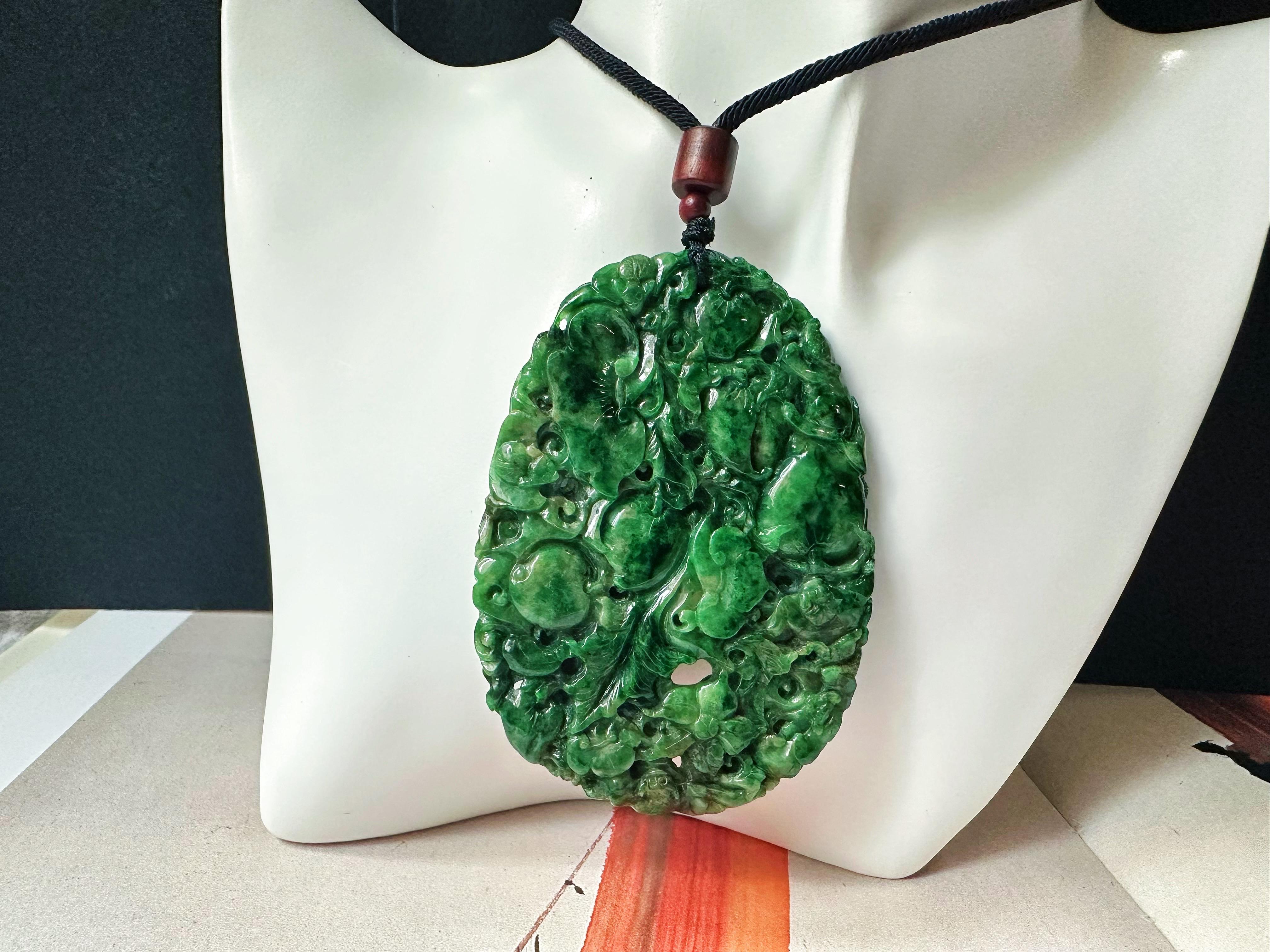 Pendentif géant en jade vert intense fabriqué à la main  Ruyi sculpté artisanalement, pêche en vente 10
