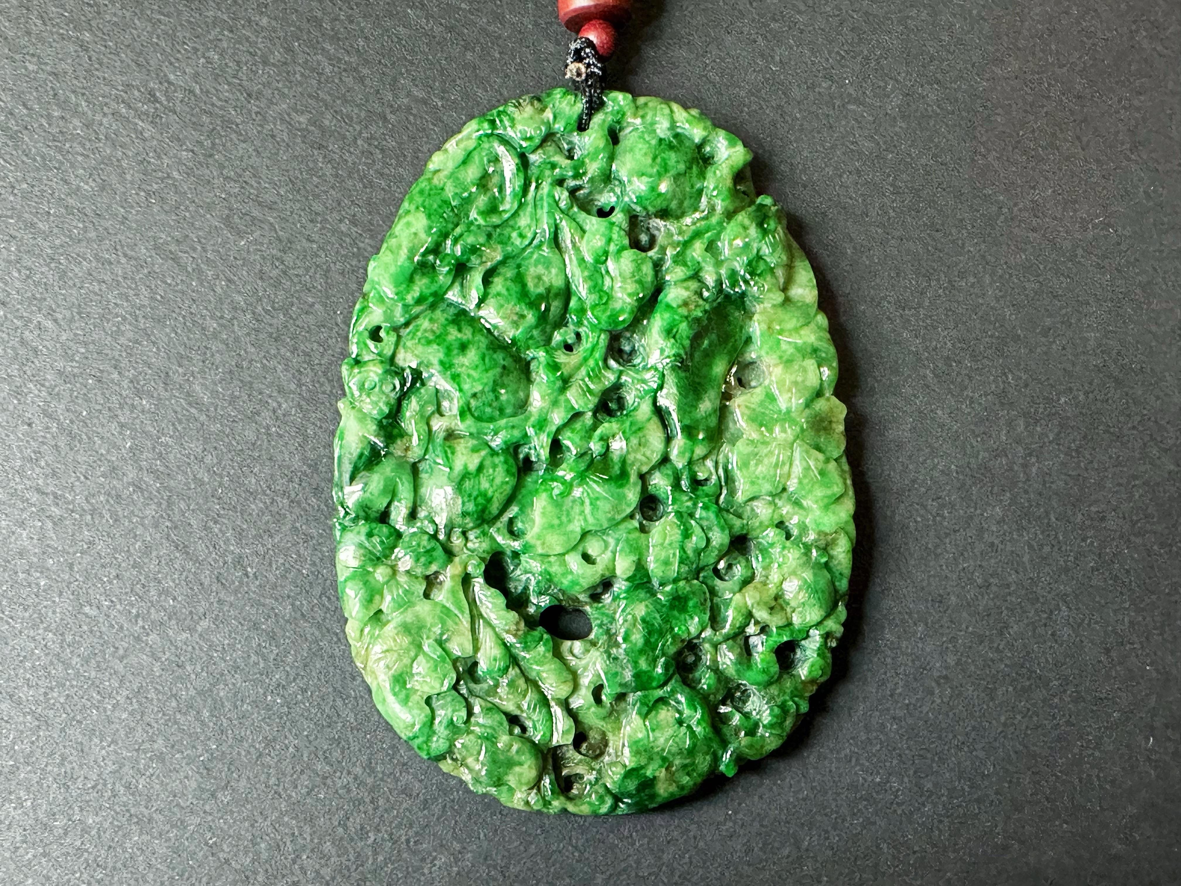Artisan Pendentif géant en jade vert intense fabriqué à la main  Ruyi sculpté artisanalement, pêche en vente