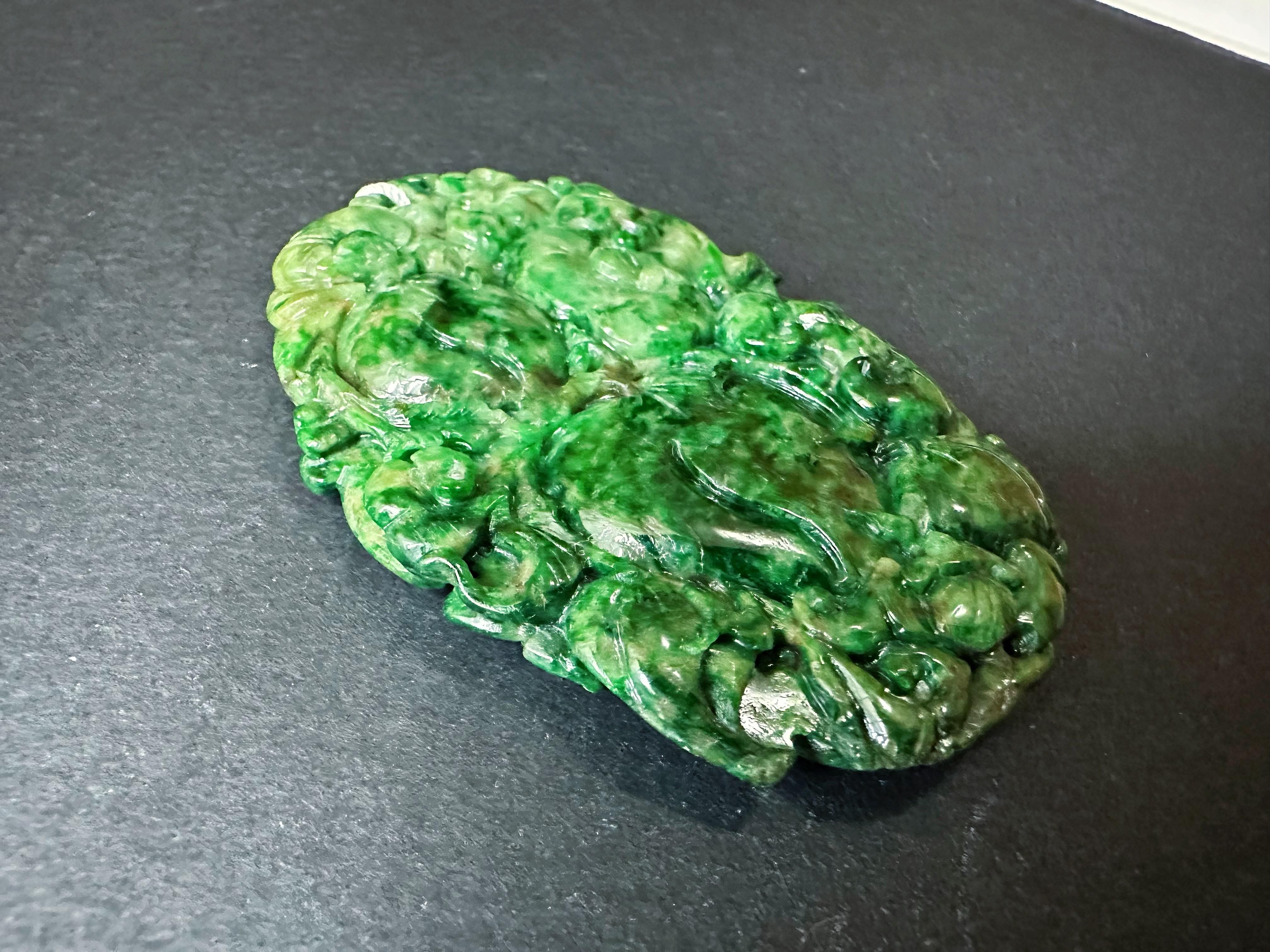 Artisan Pendentif géant en jade vert intense fabriqué à la main  Ruyi sculpté artisanalement, pêche en vente