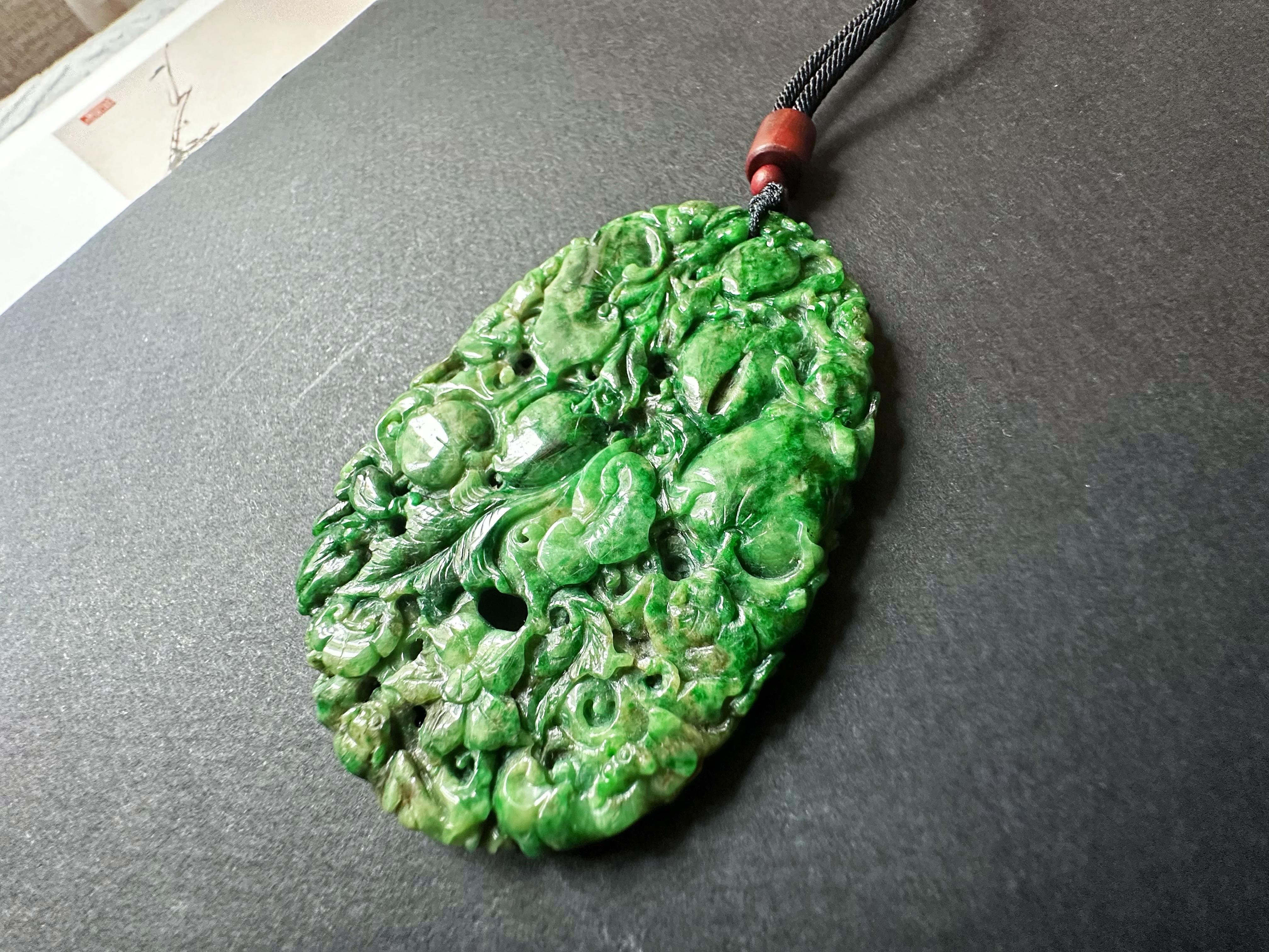 Taille mixte Pendentif géant en jade vert intense fabriqué à la main  Ruyi sculpté artisanalement, pêche en vente