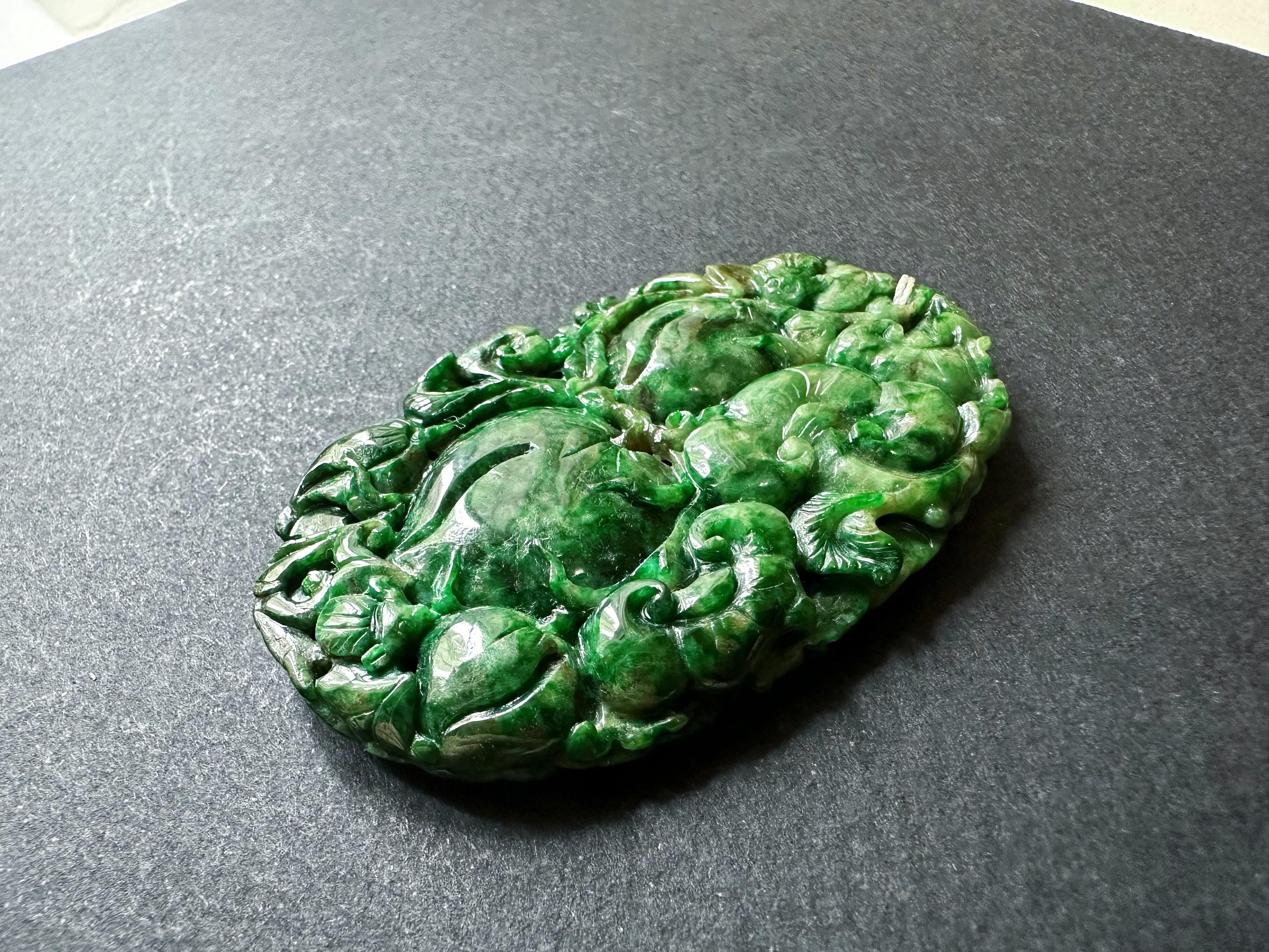 Taille mixte Pendentif géant en jade vert intense fabriqué à la main  Ruyi sculpté artisanalement, pêche en vente
