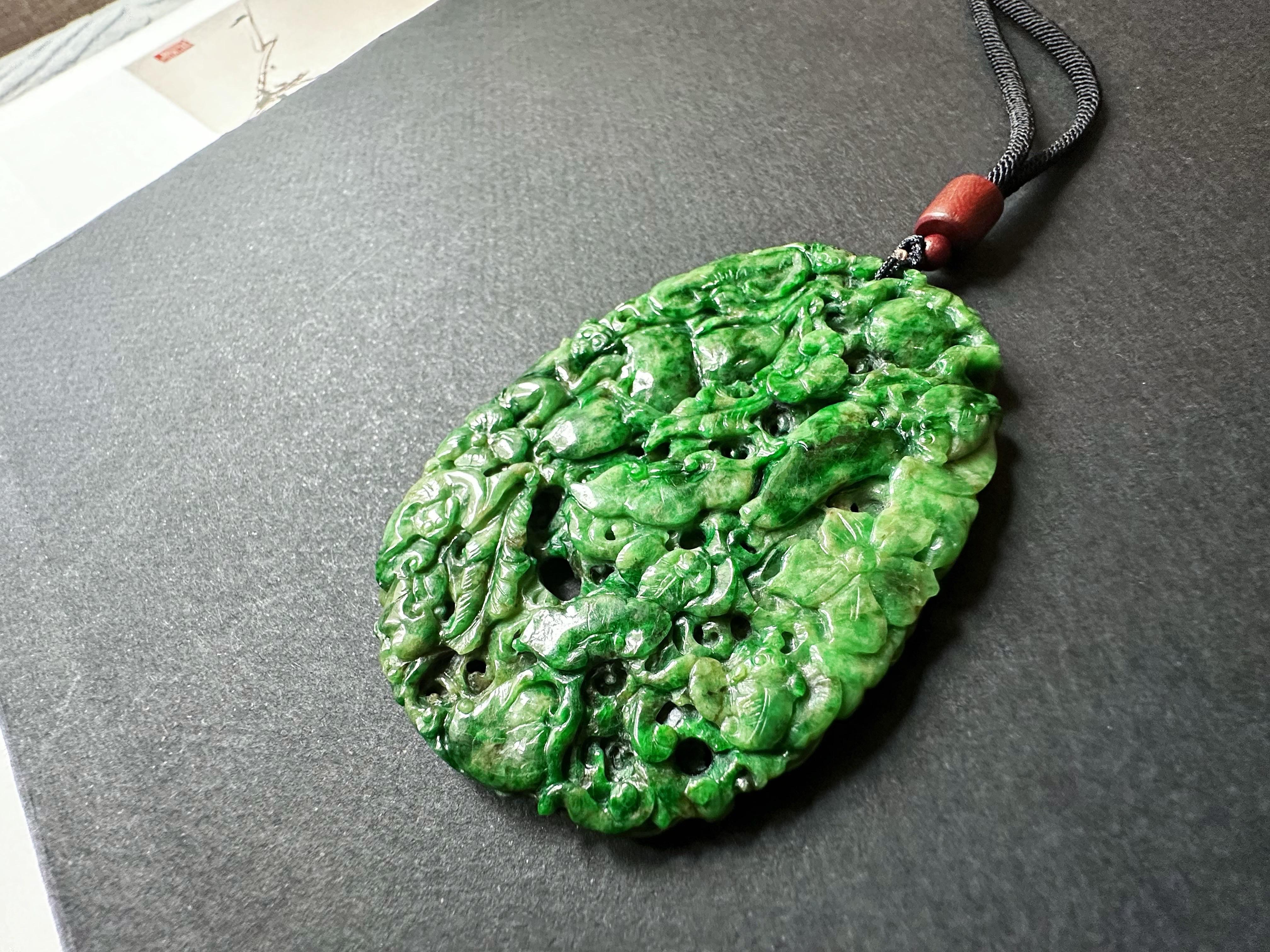 Pendentif géant en jade vert intense fabriqué à la main  Ruyi sculpté artisanalement, pêche Neuf - En vente à Kowloon, HK