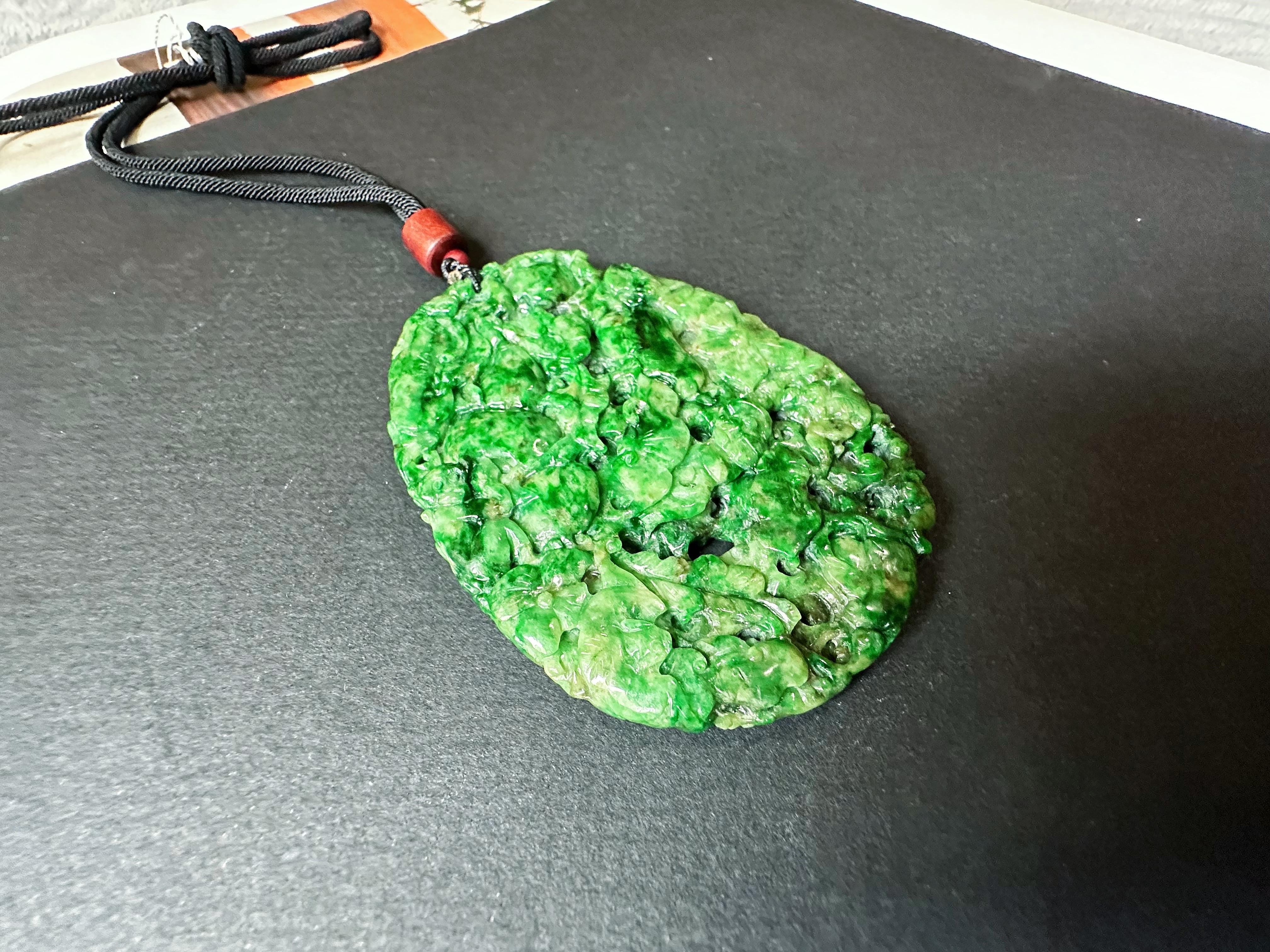Pendentif géant en jade vert intense fabriqué à la main  Ruyi sculpté artisanalement, pêche Unisexe en vente