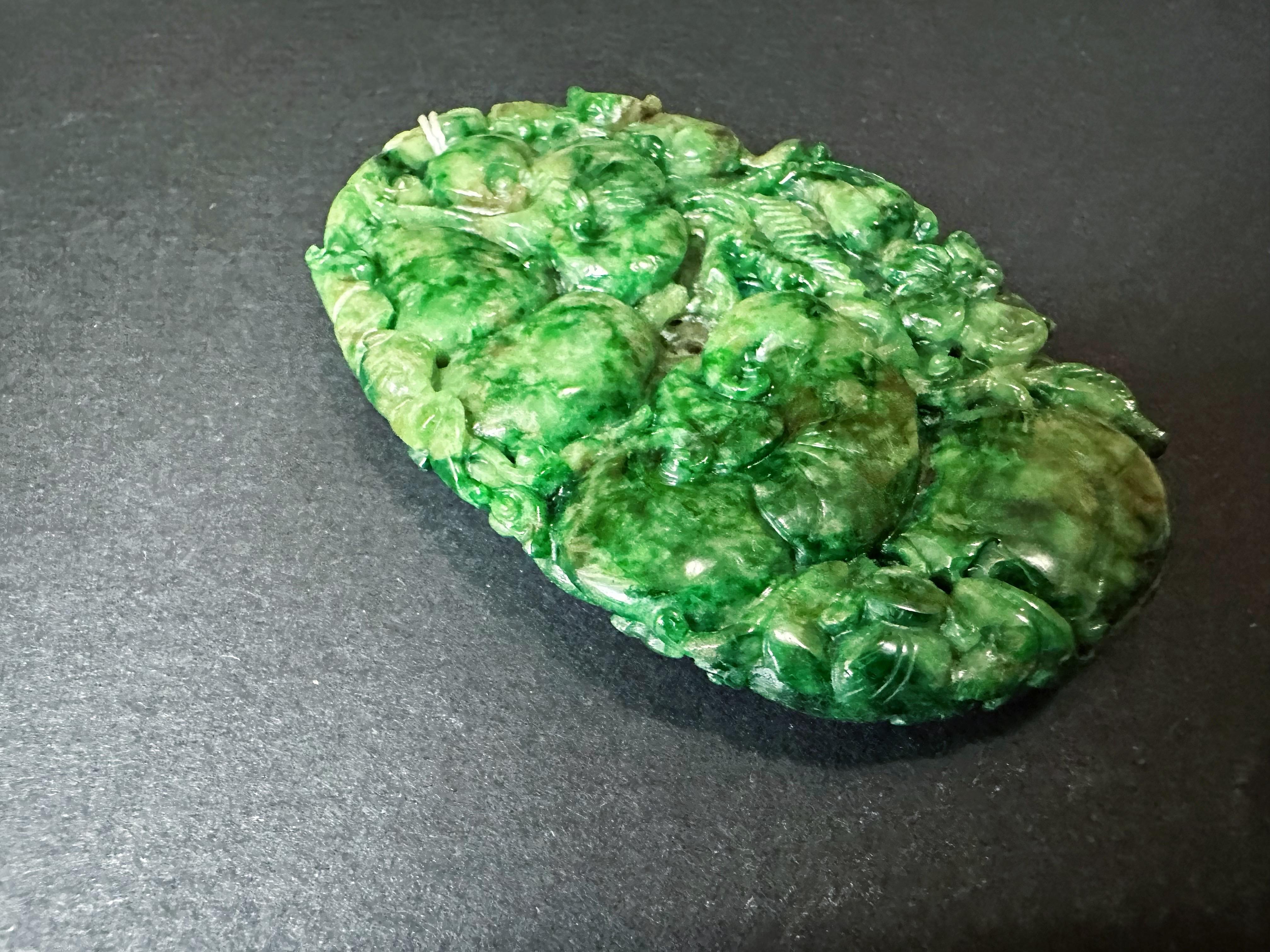 Pendentif géant en jade vert intense fabriqué à la main  Ruyi sculpté artisanalement, pêche Unisexe en vente