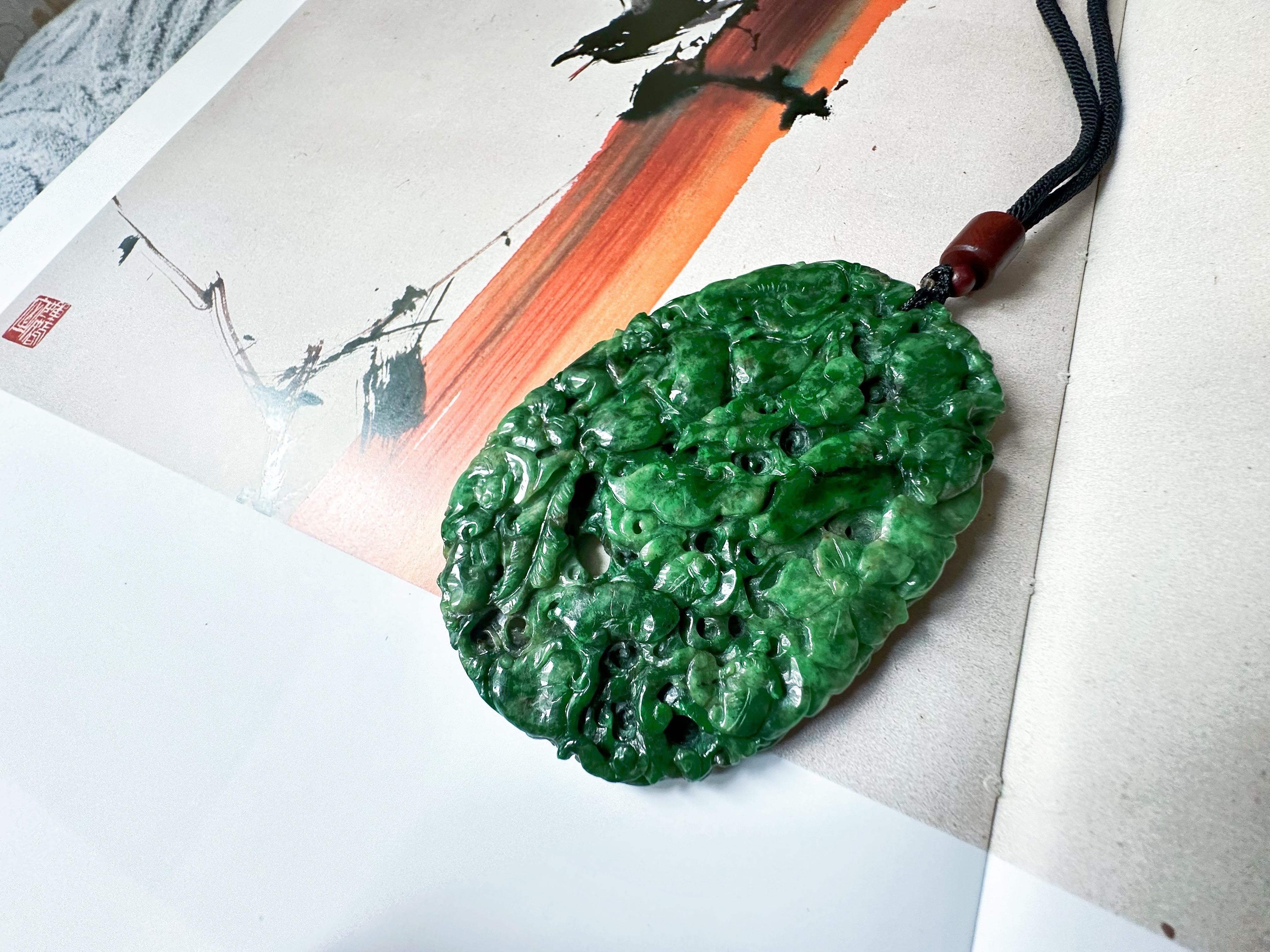 Pendentif géant en jade vert intense fabriqué à la main  Ruyi sculpté artisanalement, pêche en vente 1