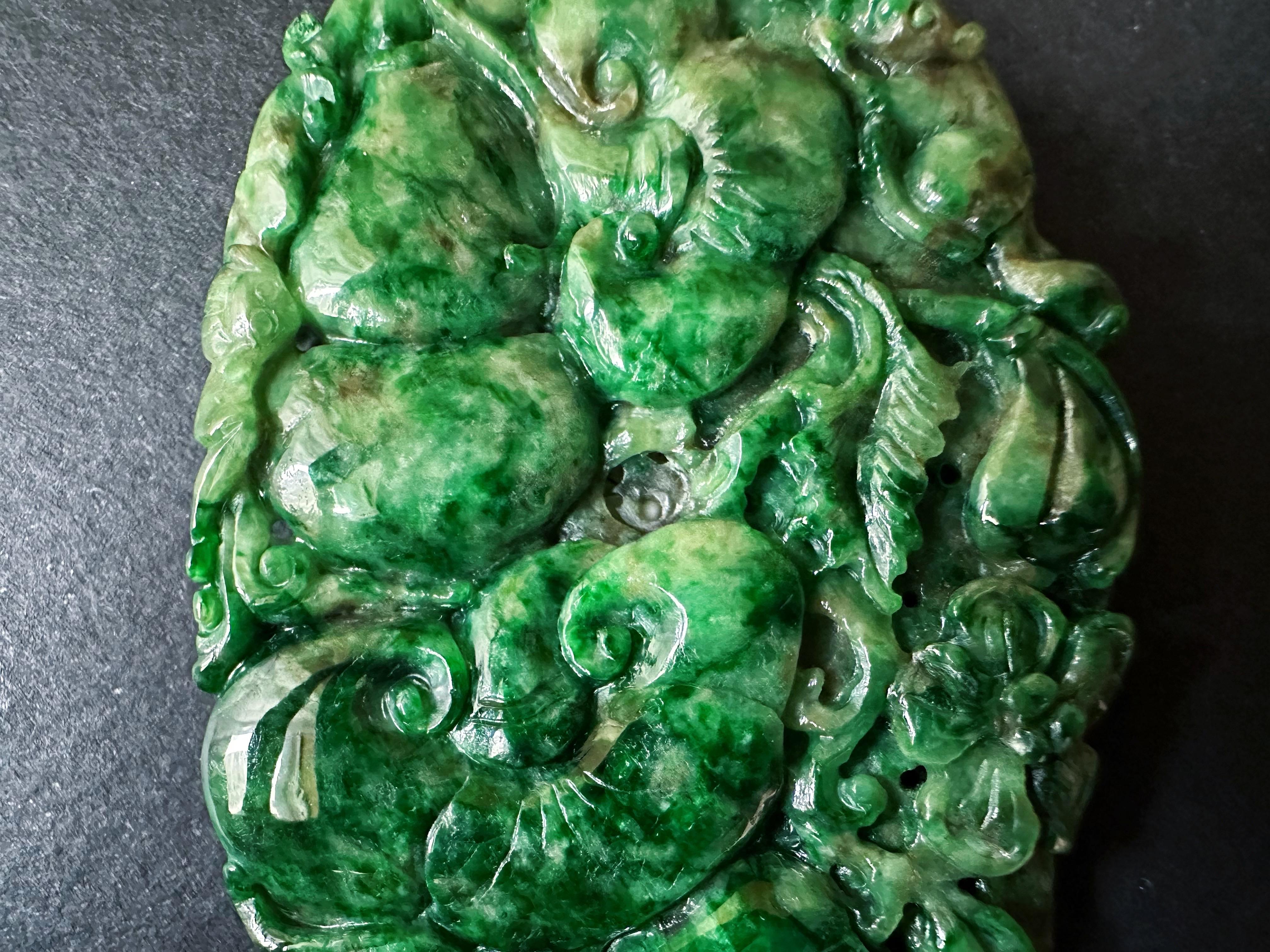 Pendentif géant en jade vert intense fabriqué à la main  Ruyi sculpté artisanalement, pêche en vente 1