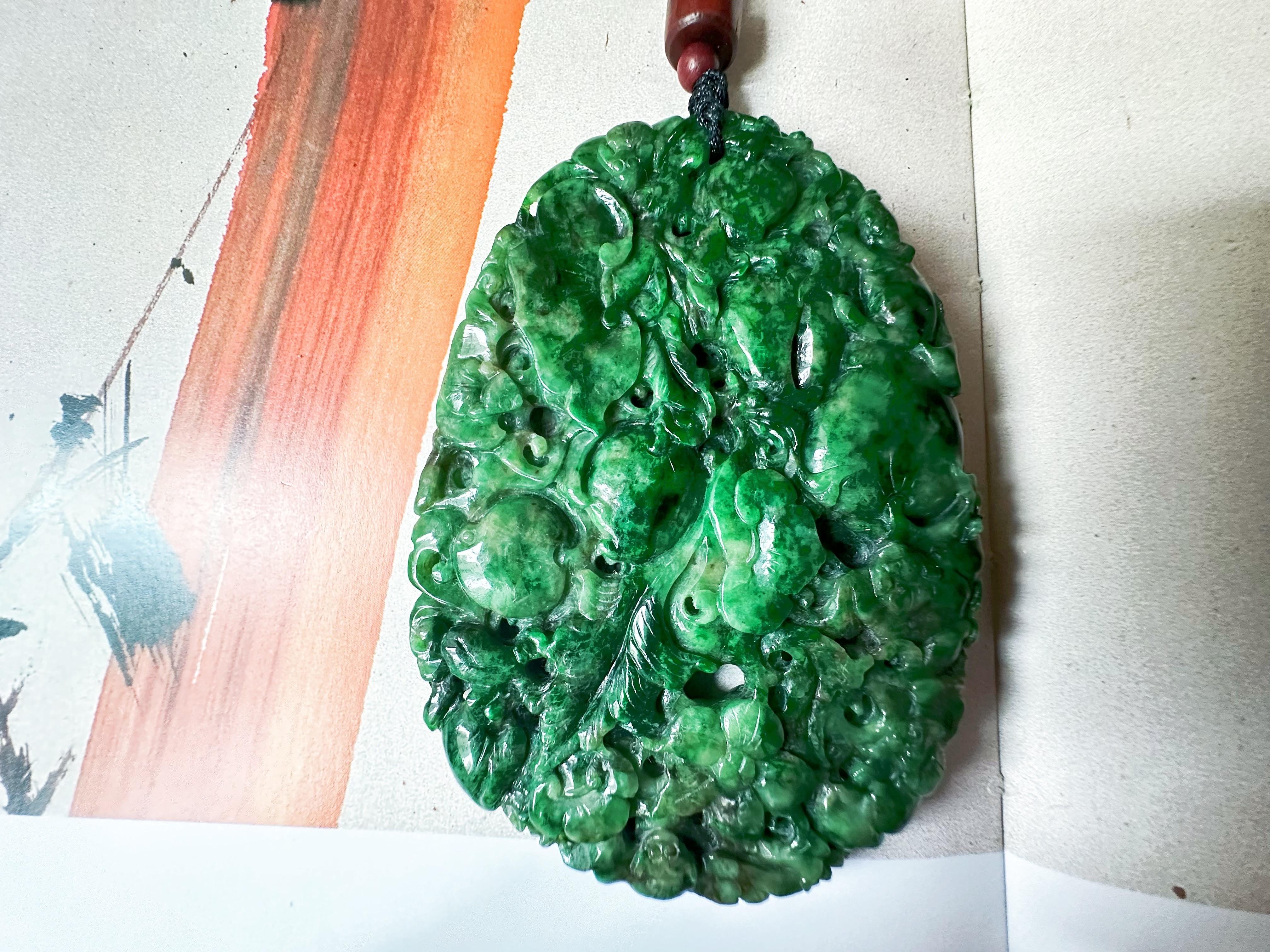 Pendentif géant en jade vert intense fabriqué à la main  Ruyi sculpté artisanalement, pêche en vente 2