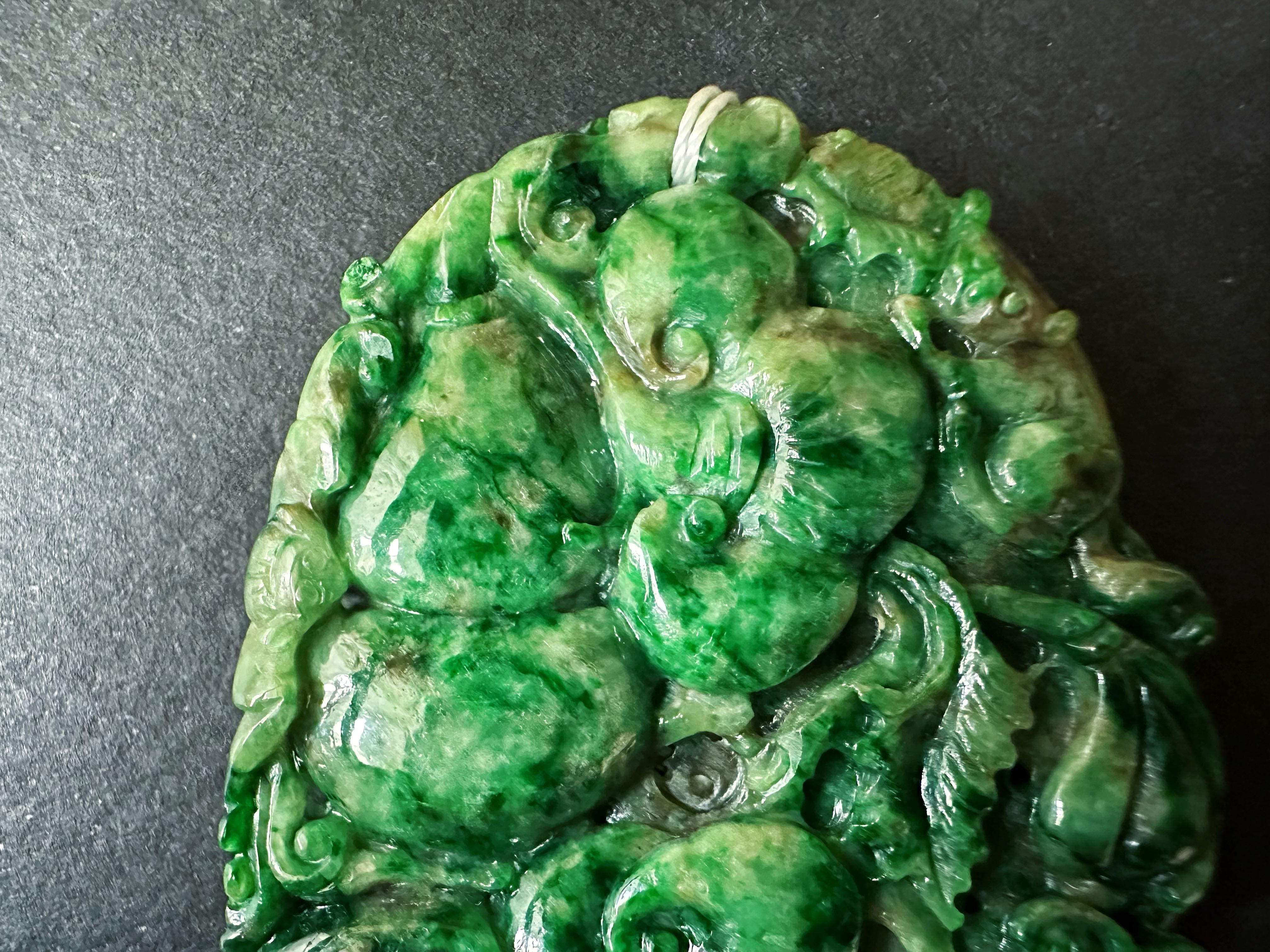 Pendentif géant en jade vert intense fabriqué à la main  Ruyi sculpté artisanalement, pêche en vente 2