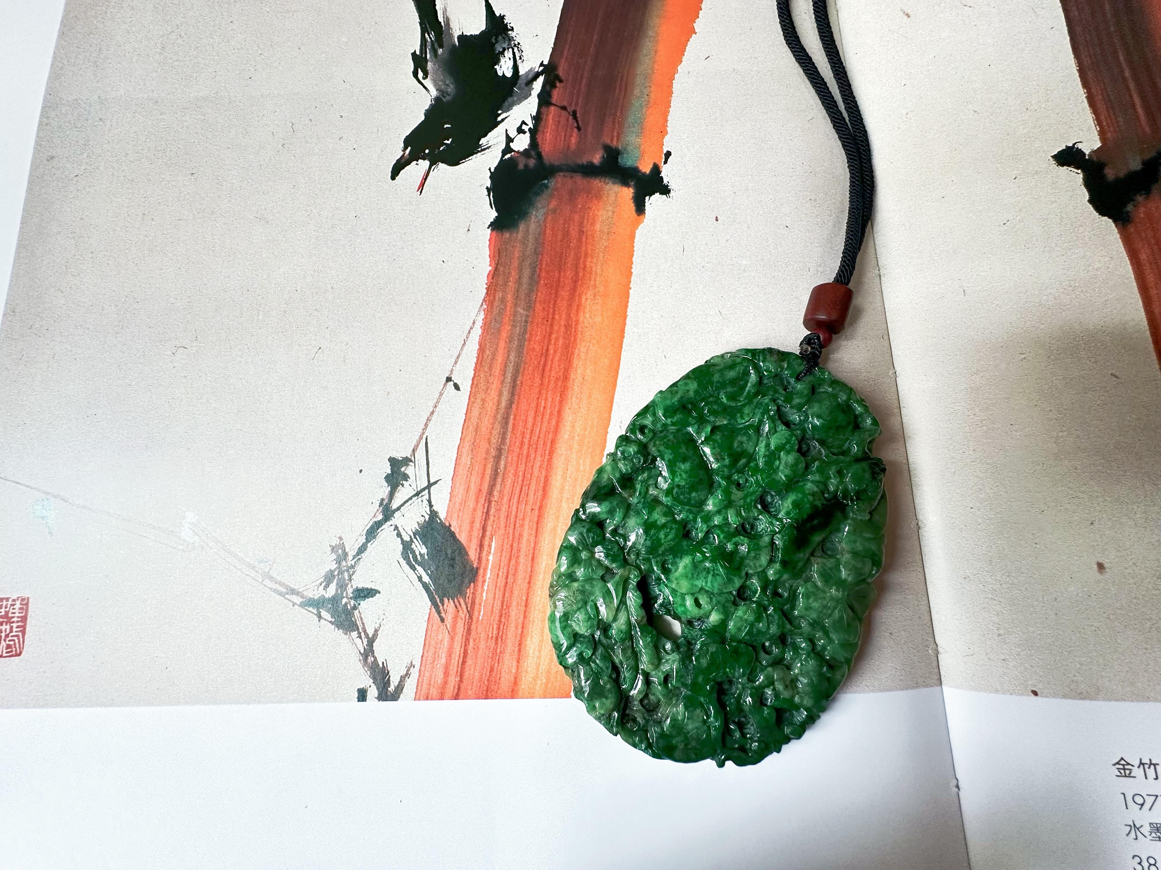 Pendentif géant en jade vert intense fabriqué à la main  Ruyi sculpté artisanalement, pêche en vente 3
