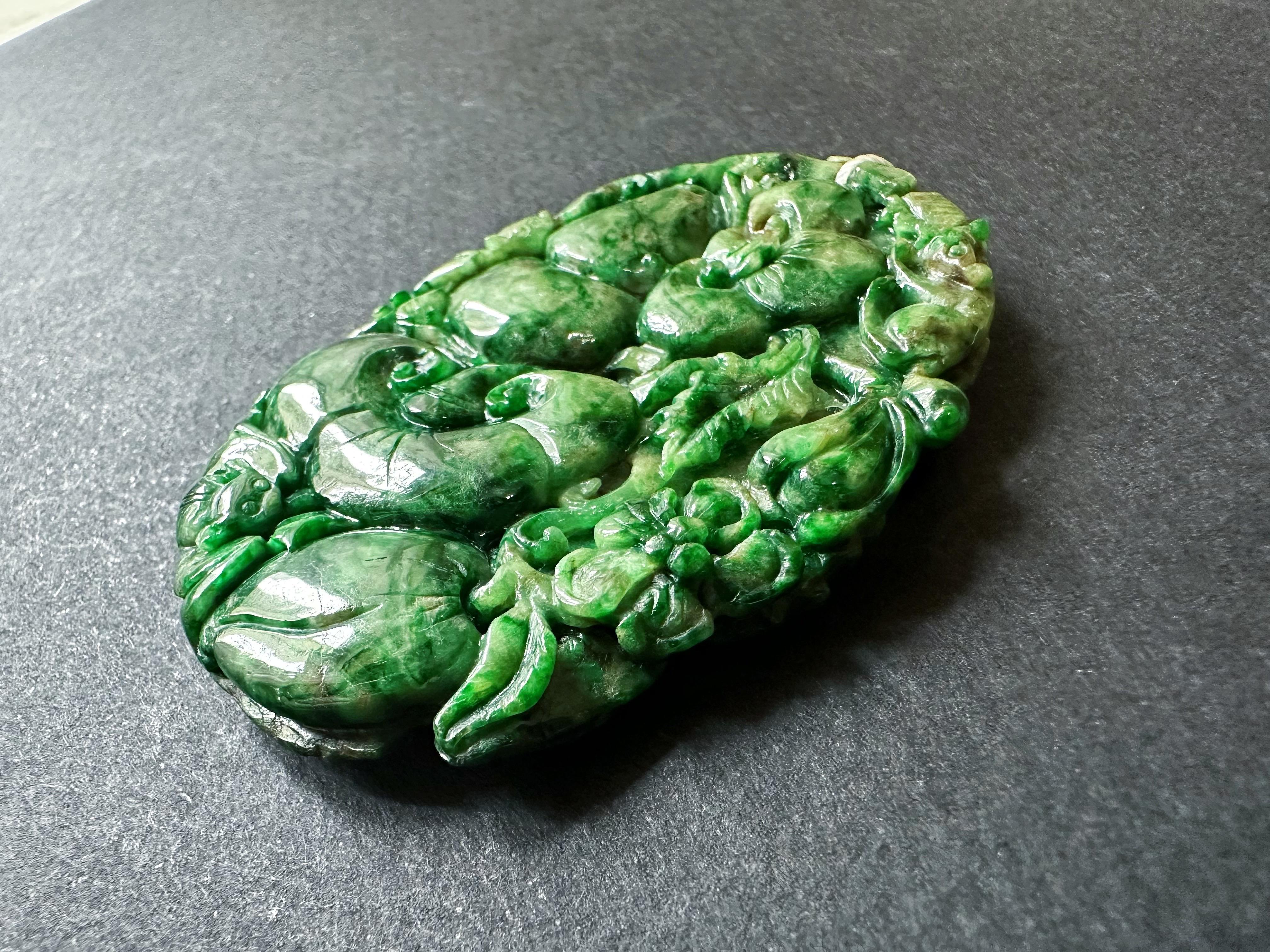 Pendentif géant en jade vert intense fabriqué à la main  Ruyi sculpté artisanalement, pêche en vente 3