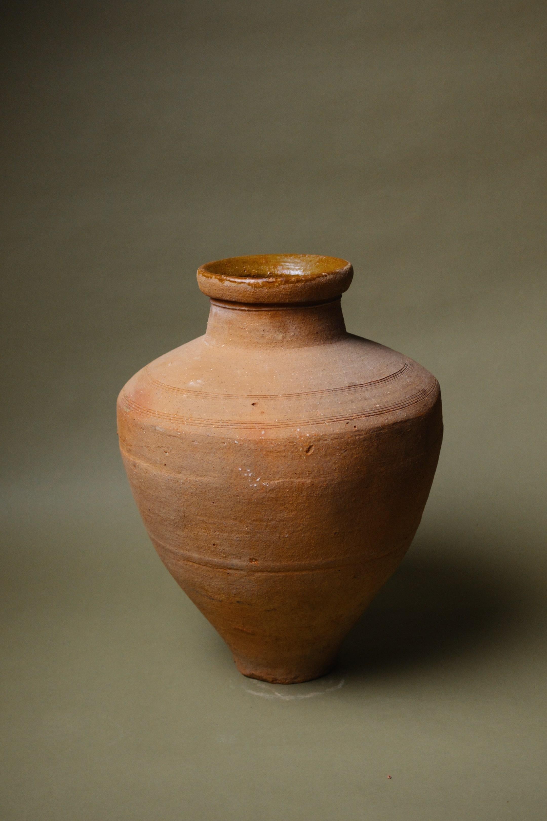 Vaso in terracotta con bordo smaltato realizzato a mano in vendita 2