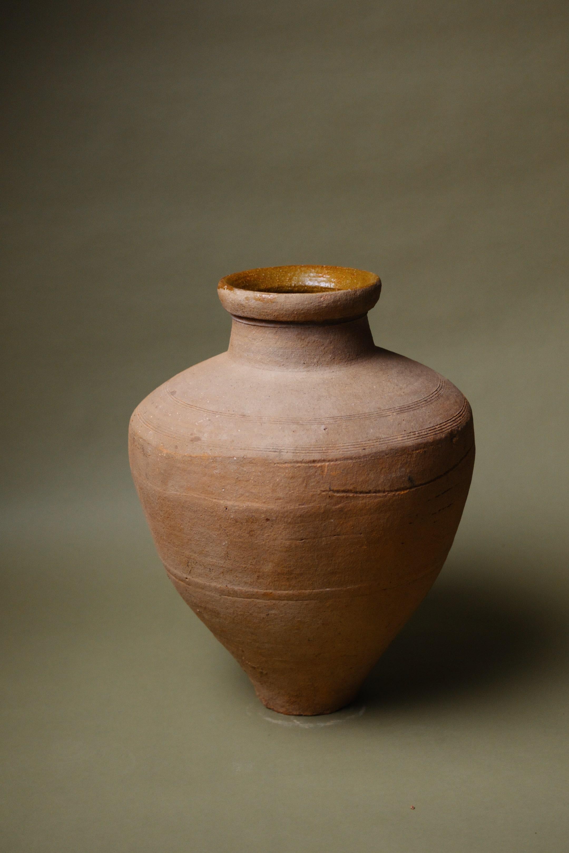 Vaso in terracotta con bordo smaltato realizzato a mano in vendita 3