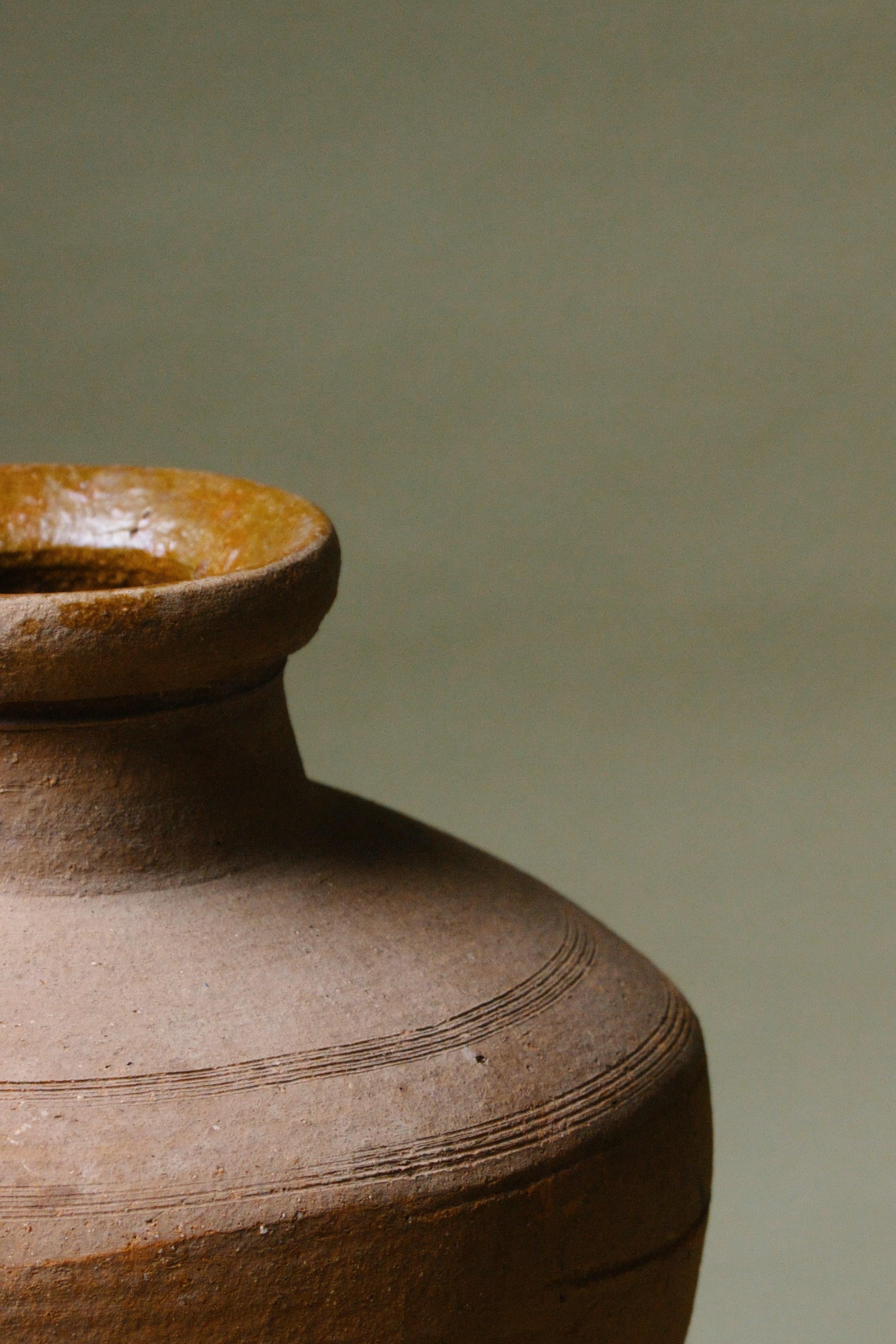 Ti presentiamo il Vaso in terracotta con bordo smaltato realizzato a mano, un pezzo senza tempo che celebra l'arte e la funzionalità della ceramica mediterranea. Realizzato a mano in Turchia con terracotta naturale, questo vaso presenta un bordo