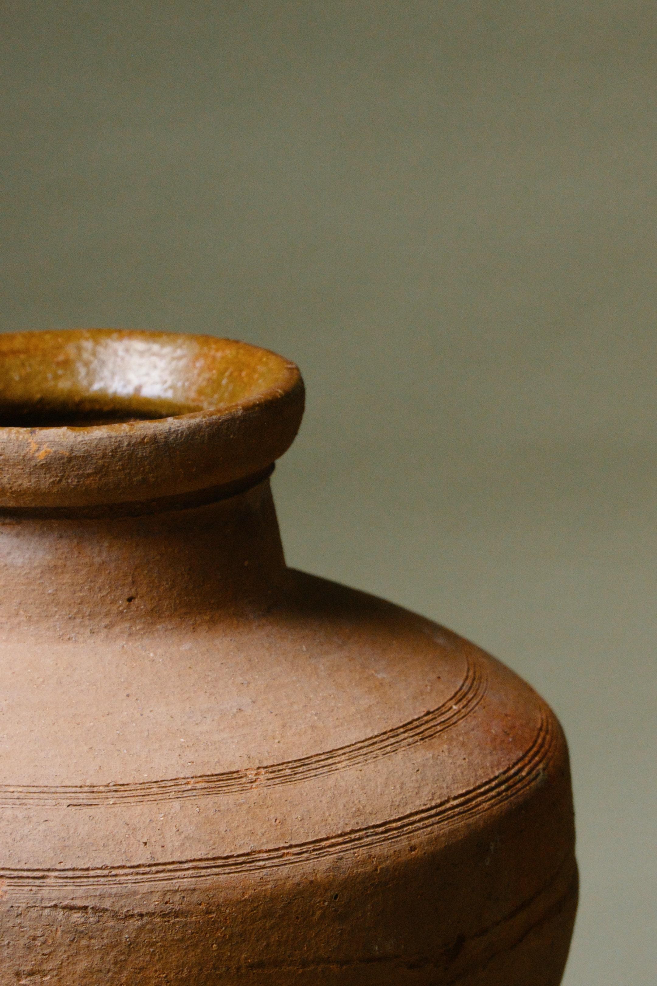 Rustico Vaso in terracotta con bordo smaltato realizzato a mano in vendita