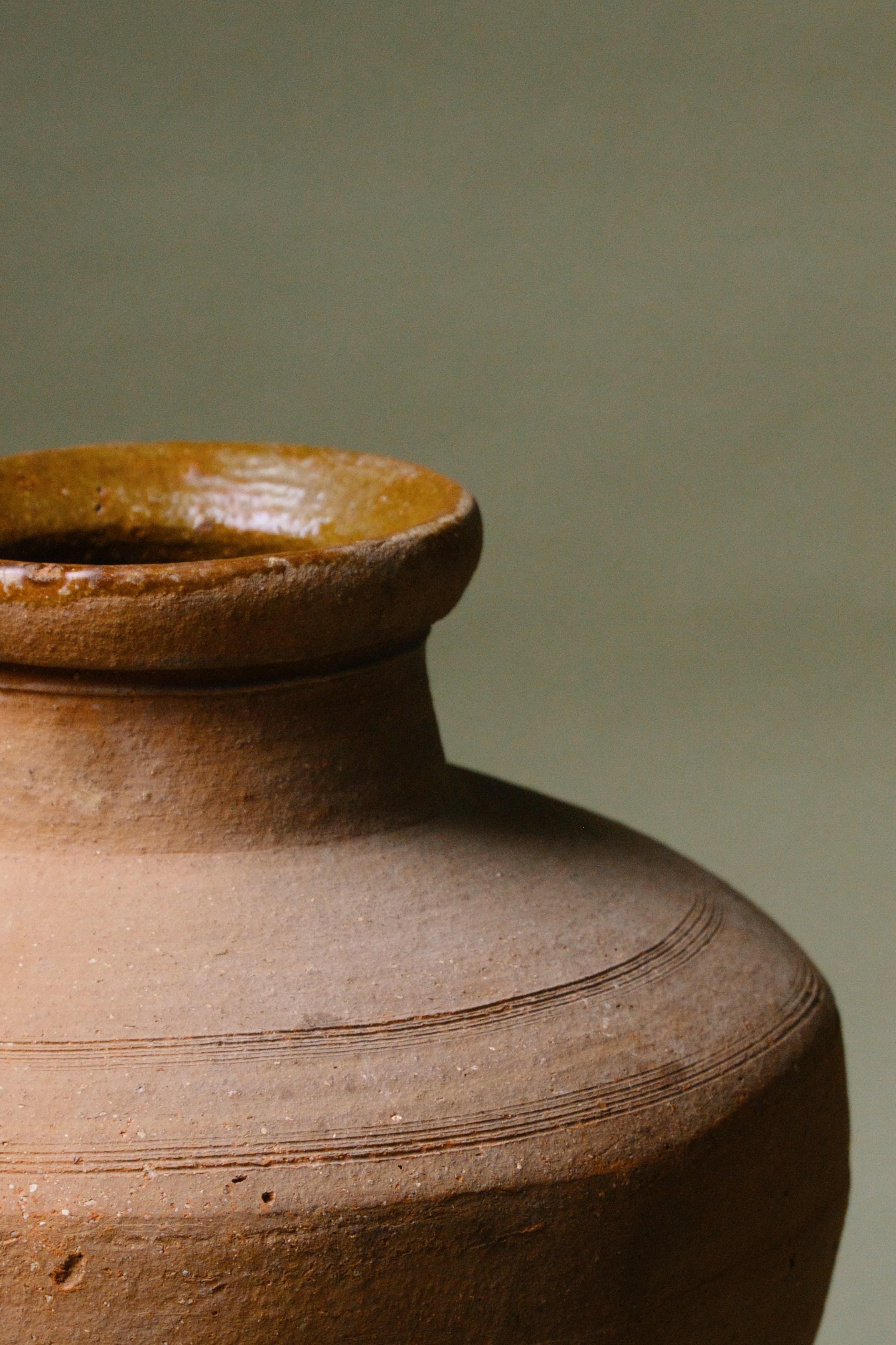Turco Vaso in terracotta con bordo smaltato realizzato a mano in vendita