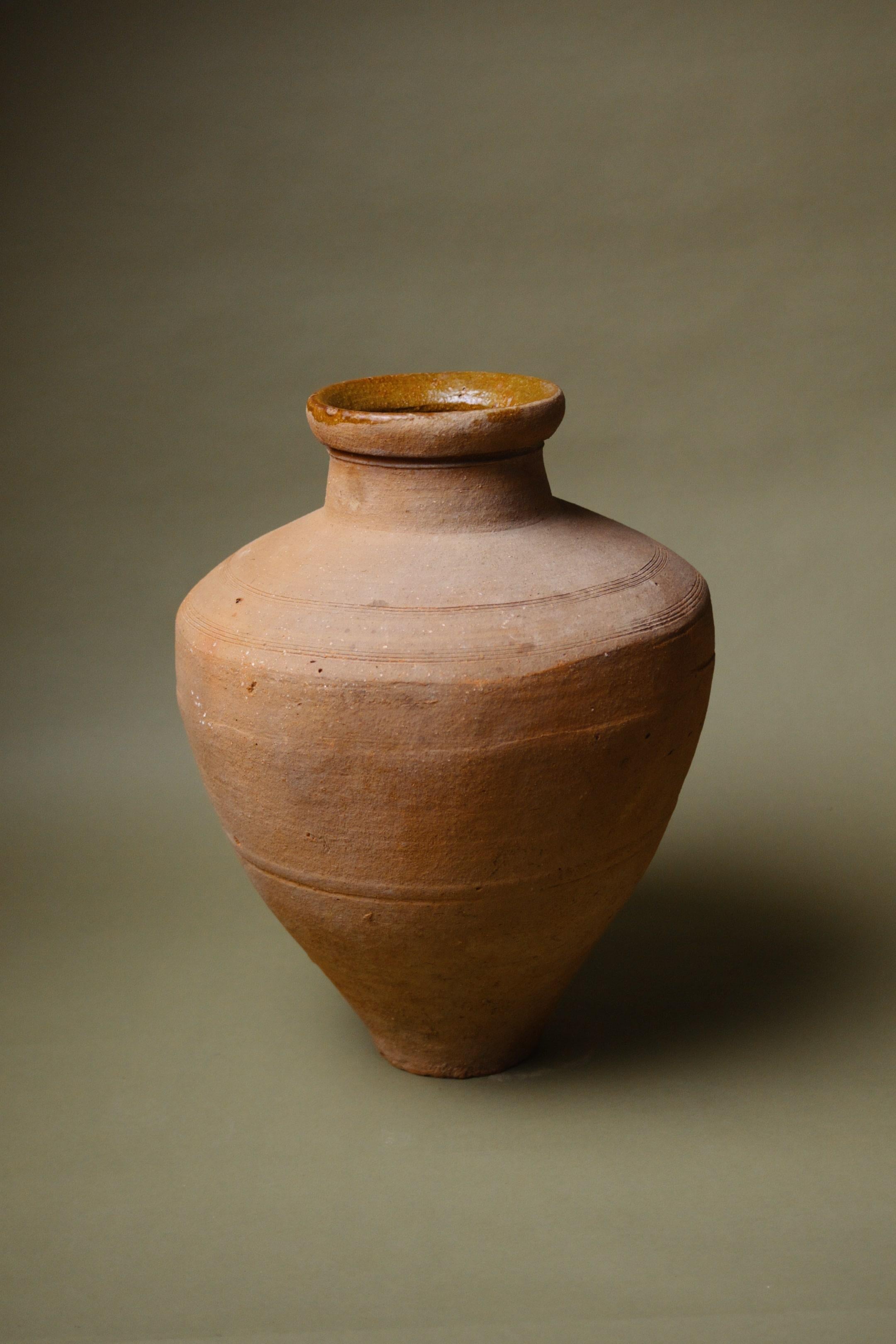 Intagliato a mano Vaso in terracotta con bordo smaltato realizzato a mano in vendita