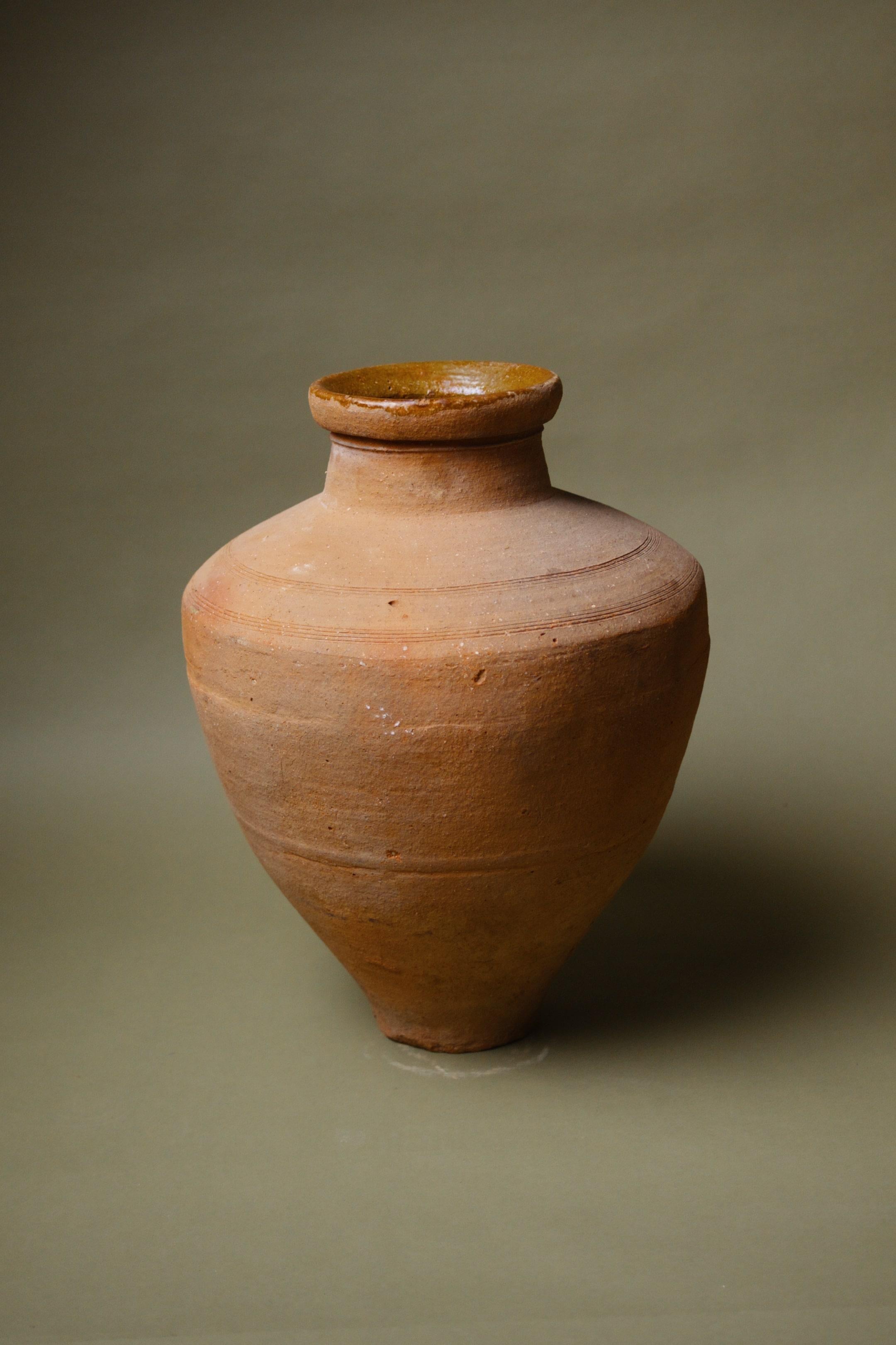 Vaso in terracotta con bordo smaltato realizzato a mano in vendita 1