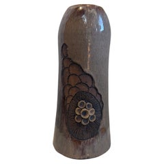 Vaso in Studio Pottery in gres smaltato lavorato a mano con motivo floreale a rilievo