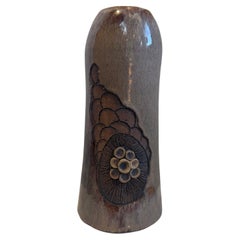 Vaso in Studio Pottery in gres smaltato lavorato a mano con motivo floreale a rilievo