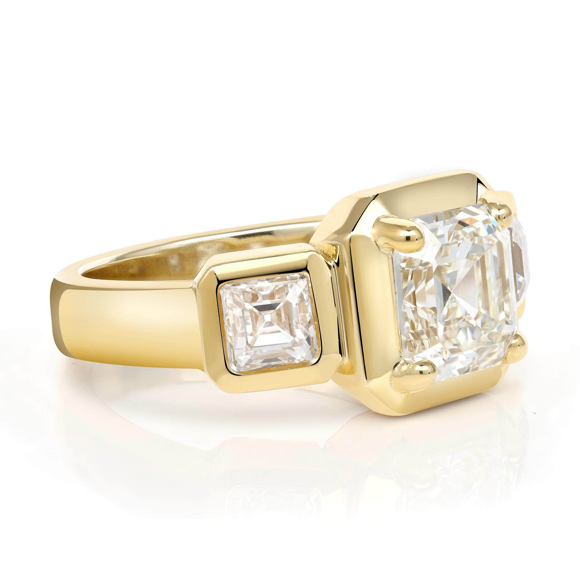 2,14ct K/VVS2 GIA-zertifizierter quadratischer Diamant im Smaragdschliff mit 0,97ctw Diamanten im Asscher-Schliff, gefasst in einer handgefertigten Fassung aus 18 Karat Gelbgold.

