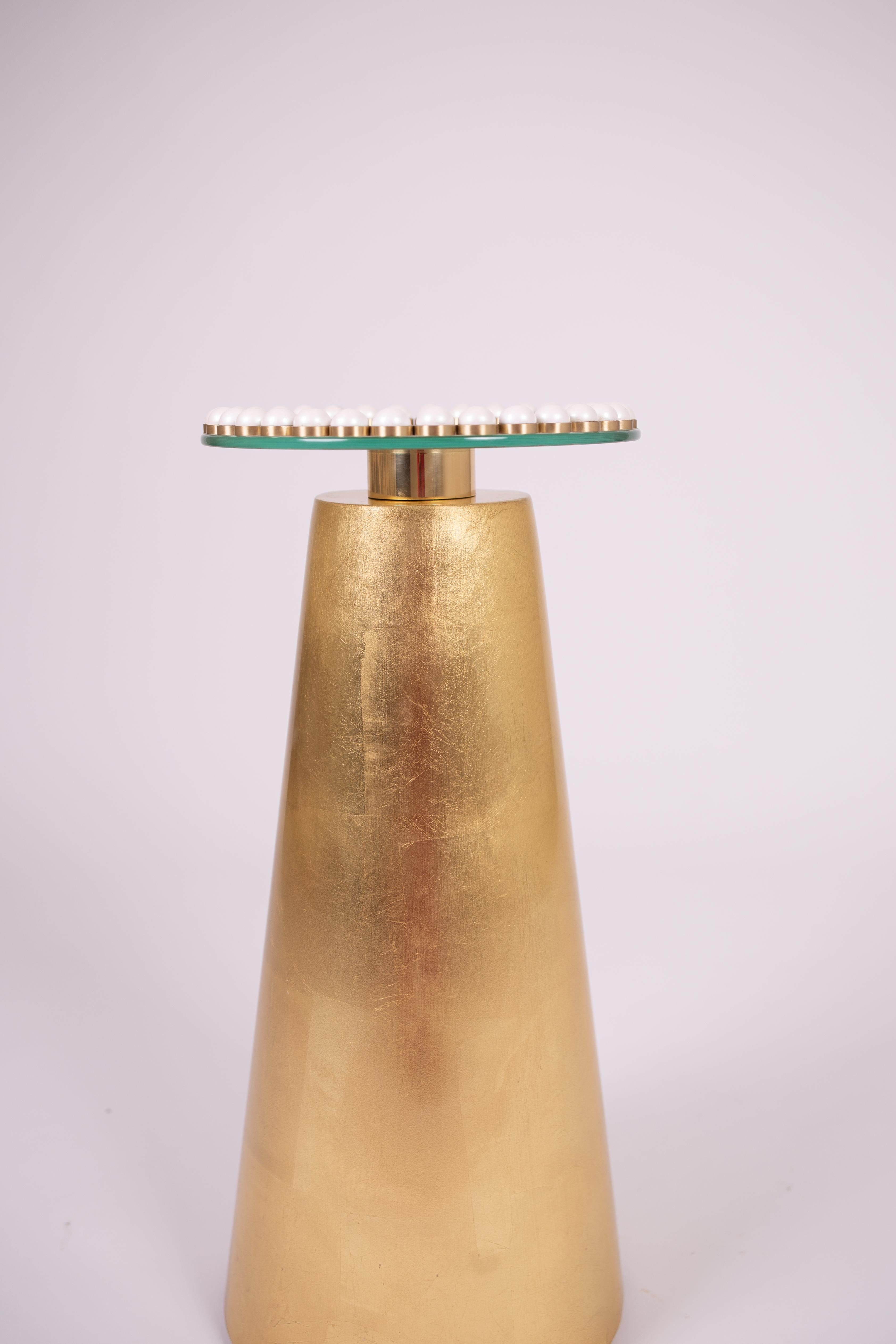 Postmoderne Handcraft - The Pedestal Table en feuille d'or avec bordure en laiton perlé en vente