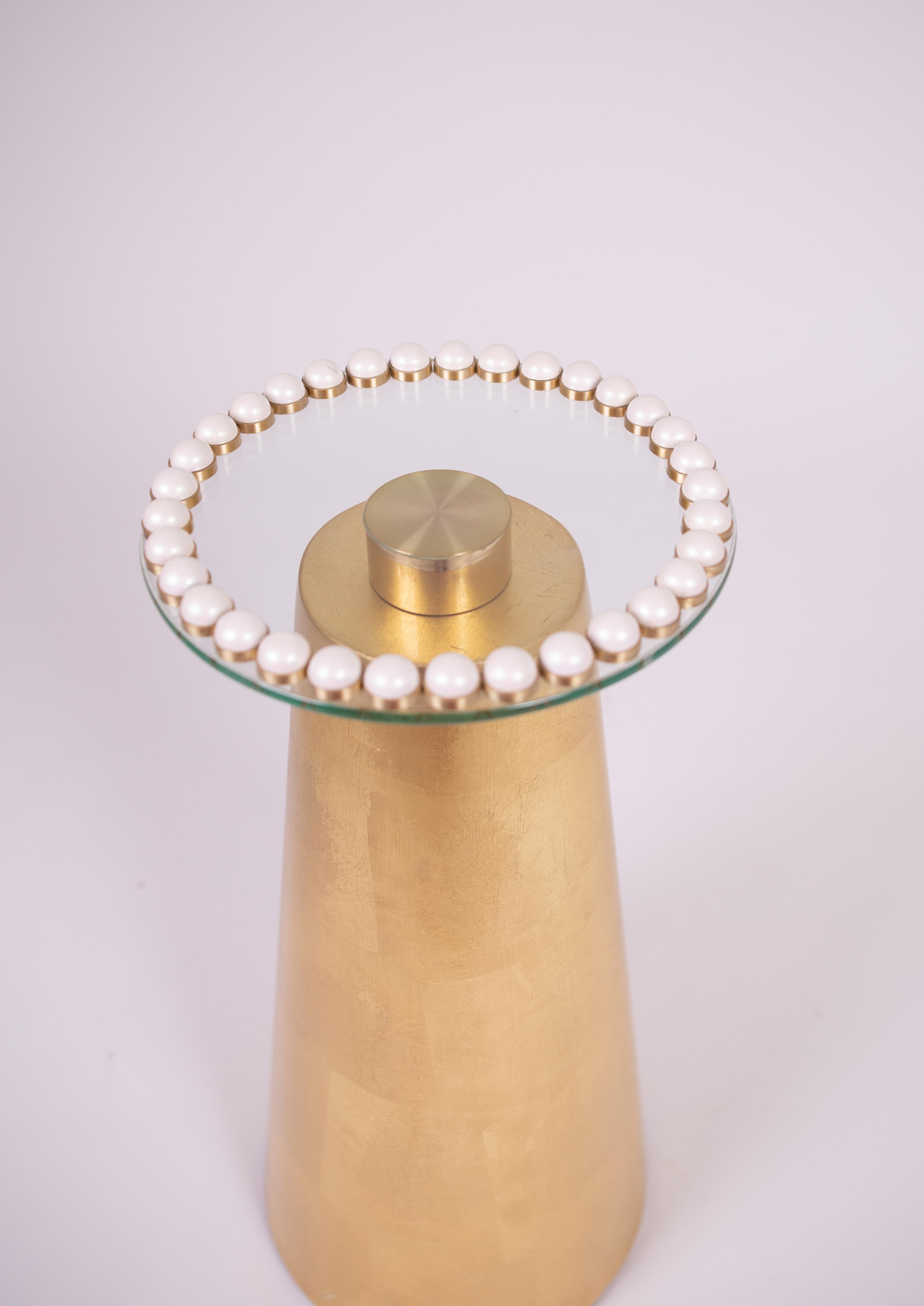 Asiatique Handcraft - The Pedestal Table en feuille d'or avec bordure en laiton perlé en vente