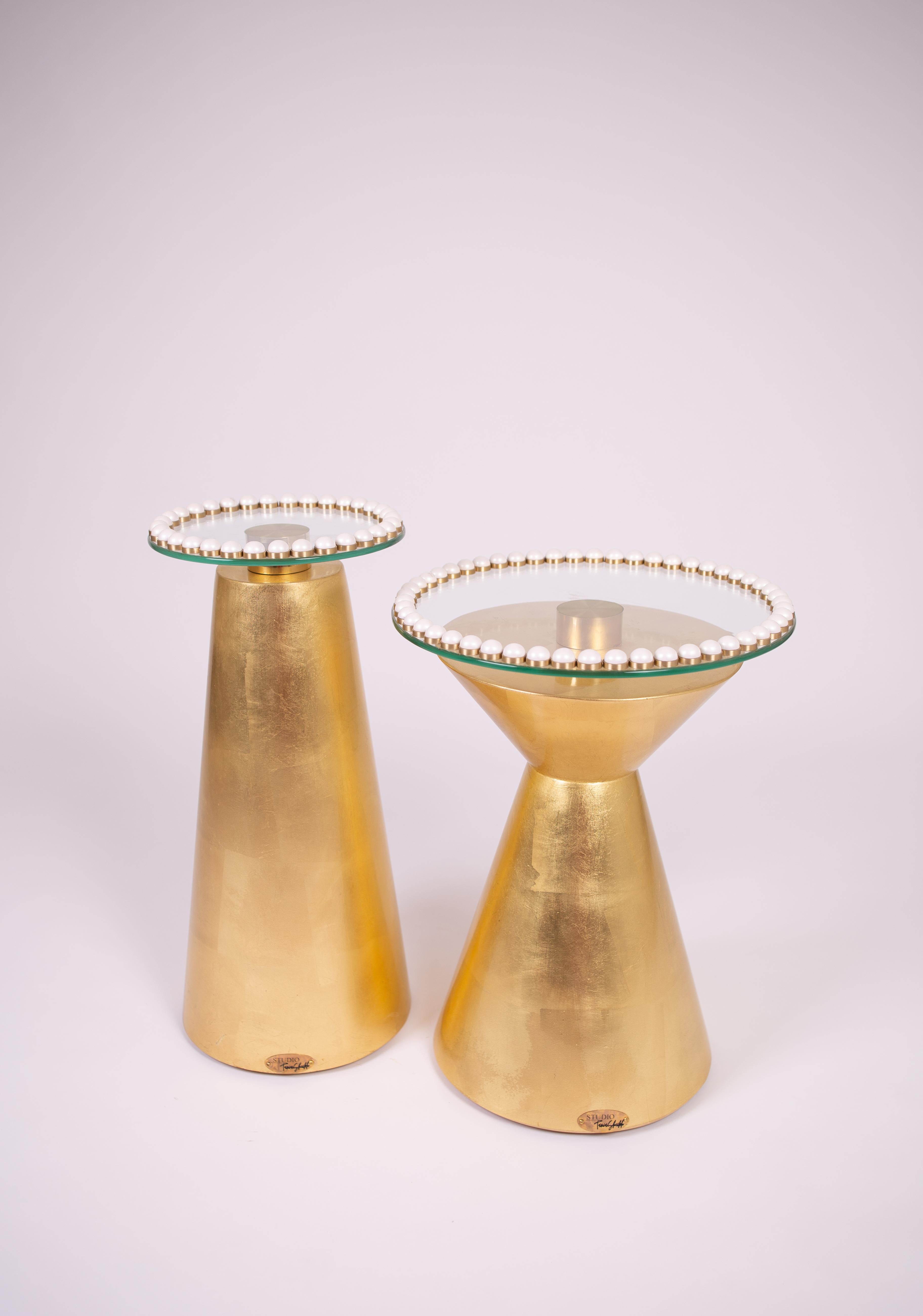 Handcraft - The Pedestal Table en feuille d'or avec bordure en laiton perlé Neuf - En vente à Mississauga, Ontario