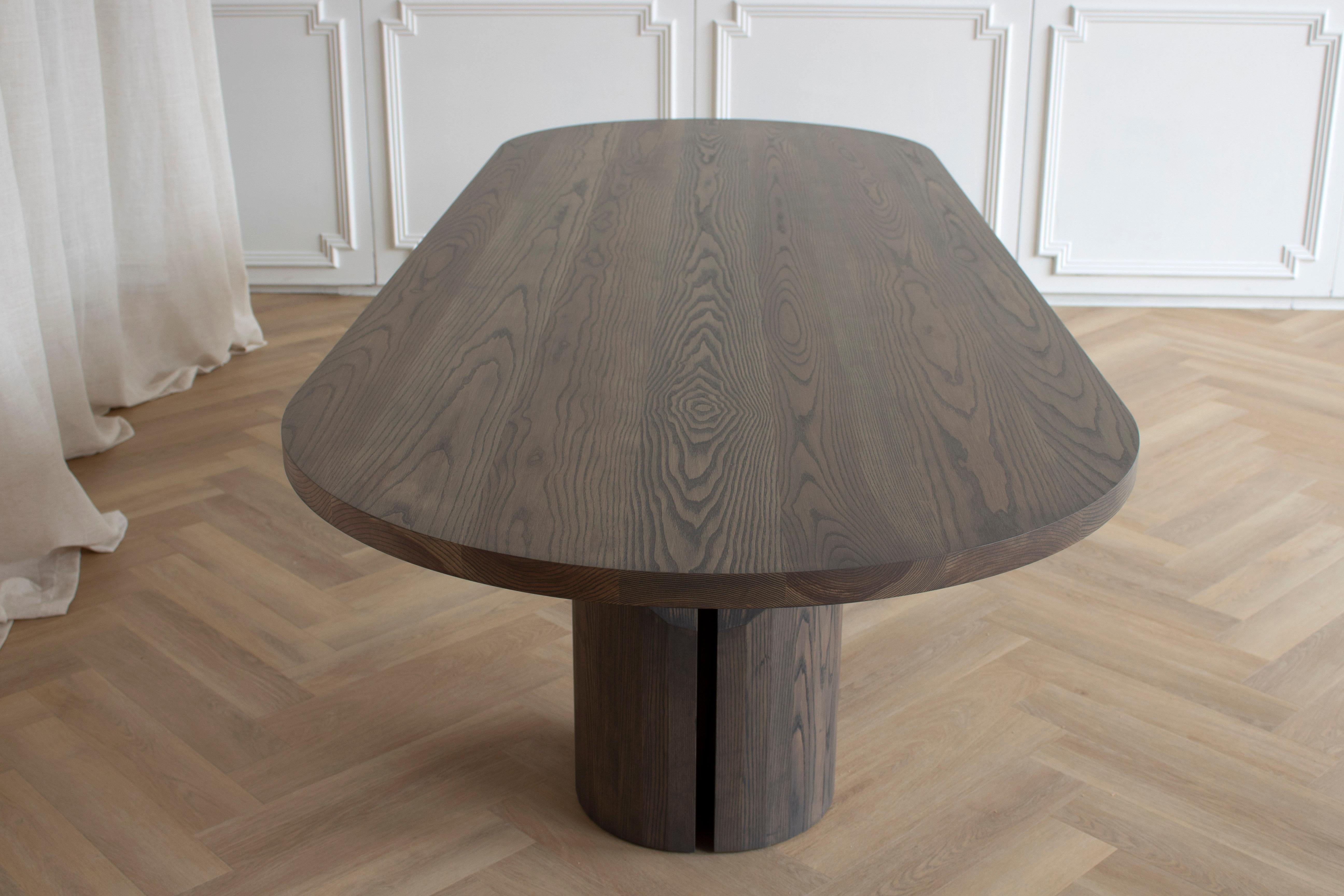 Der Barrow Esstisch ist aus Massivholz gefertigt und soll Generationen überdauern. Er überschreitet die Grenzen dessen, was mit Massivholz möglich ist. Das Design dieser 120 