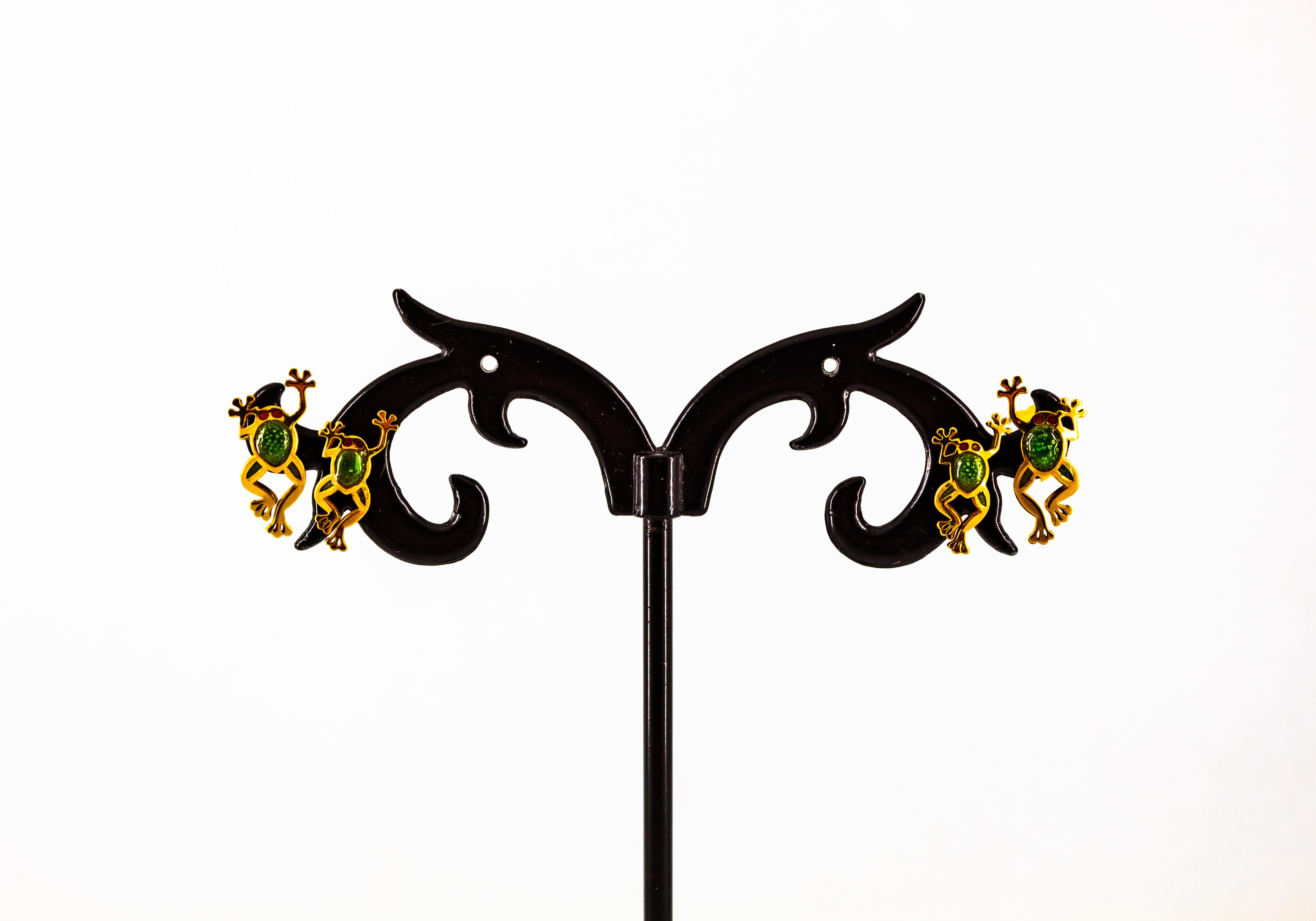 Femenino o masculino Handcrafted Green Enamel Yellow Gold Stud 