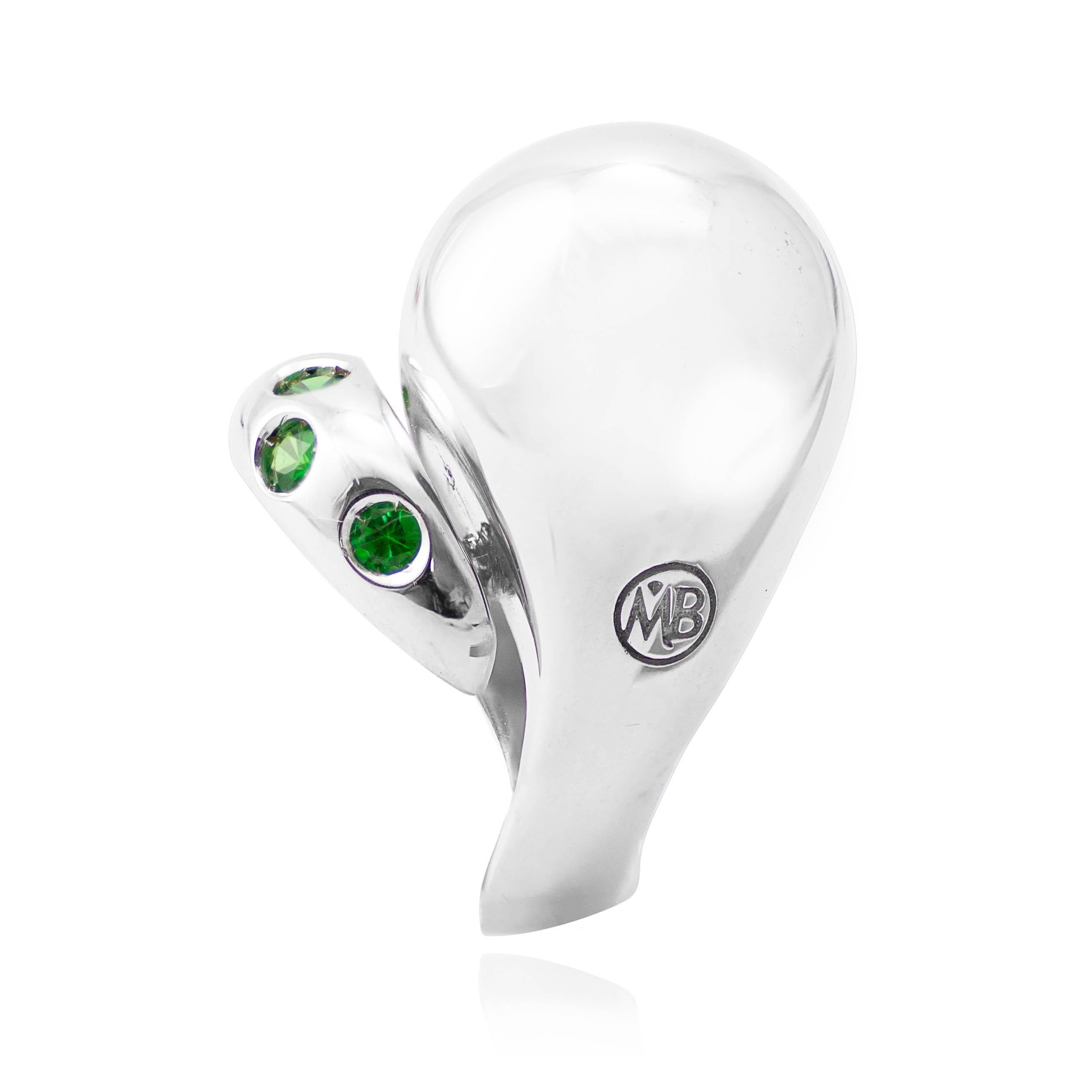 The iconic Margherita Burgener Balloon ring here realized in 925 silver polished version, set with five round green tsavorite garnet.
Stylish and comfortable, a ring you wear every day and enjoy all time.
A great gift idea of a best quality made in