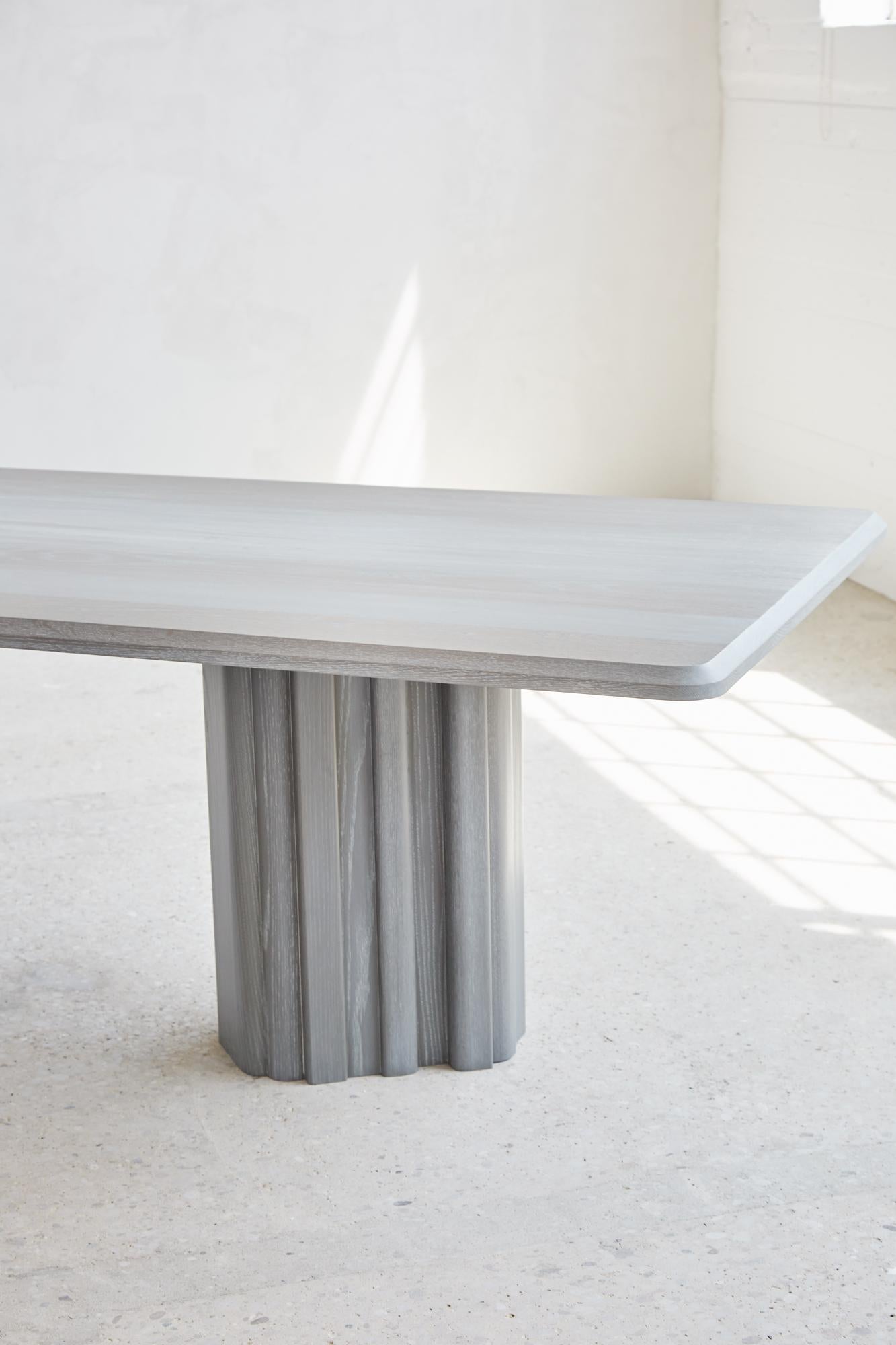 Organique Table de salle à manger en chêne gris 96 po., vente de modèles de sol, Mary Ratcliffe Studio en vente