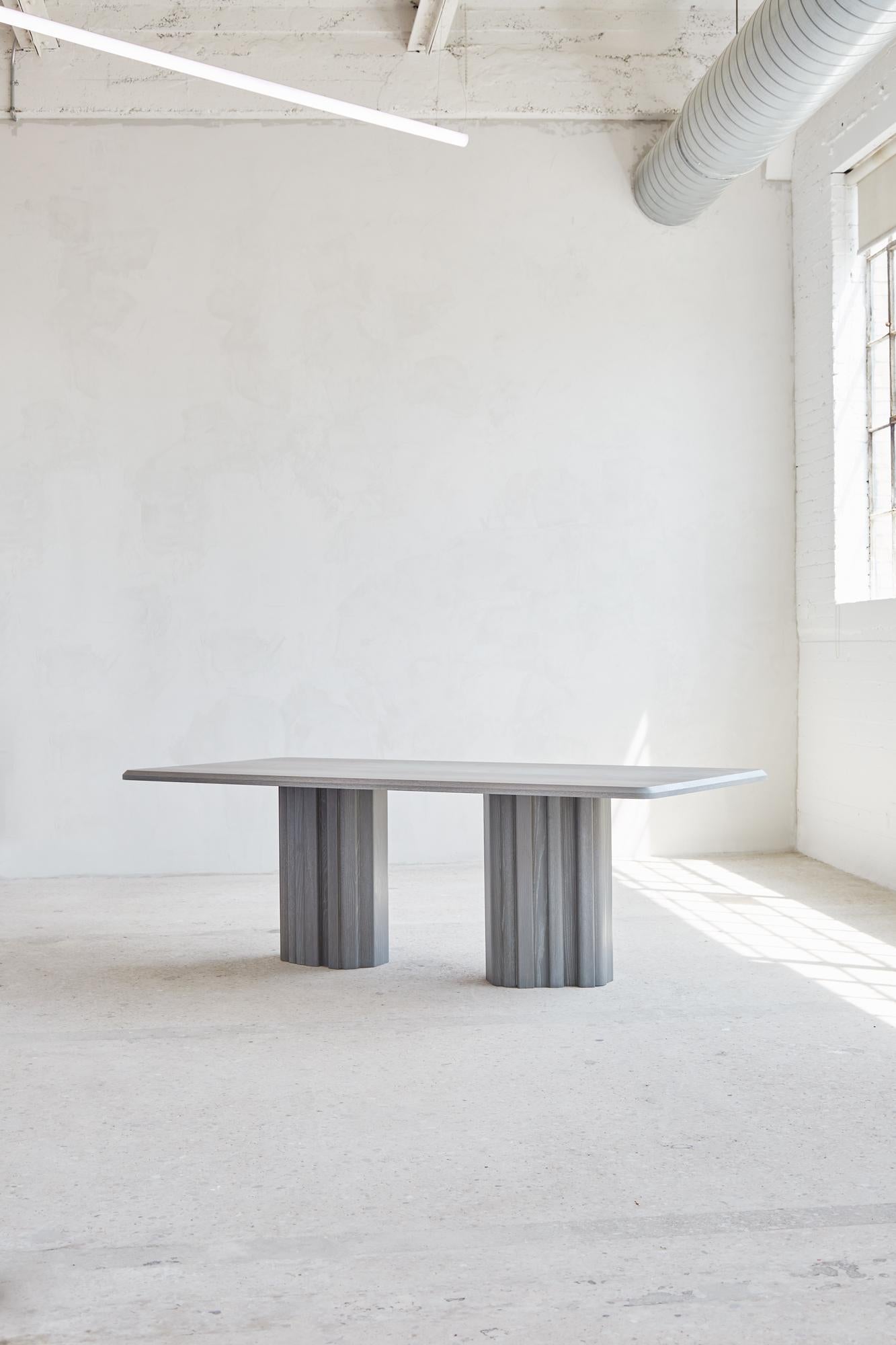 Canadien Table de salle à manger en chêne gris 96 po., vente de modèles de sol, Mary Ratcliffe Studio en vente