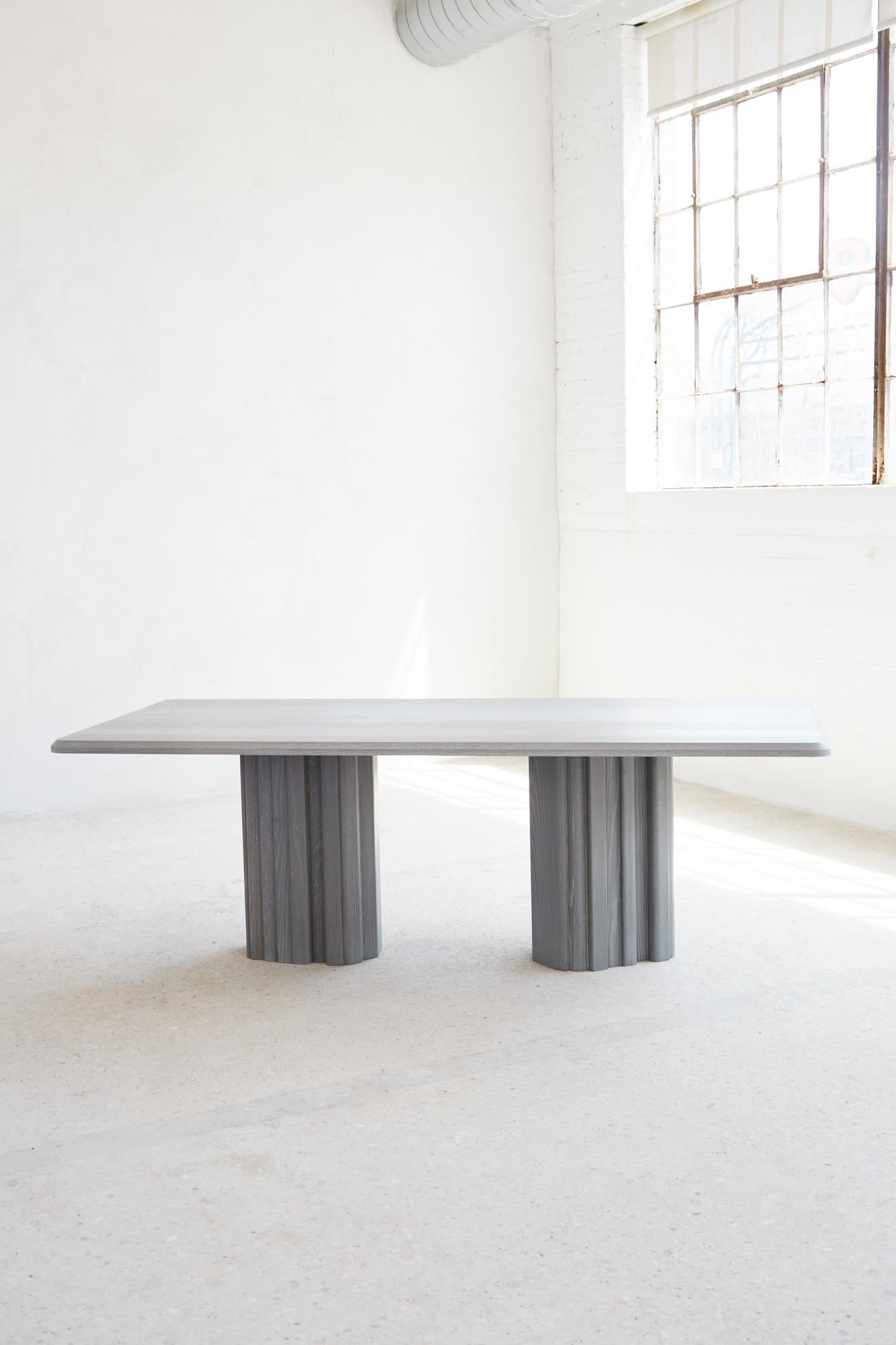Table de salle à manger en chêne gris 96 po., vente de modèles de sol, Mary Ratcliffe Studio Neuf - En vente à Toronto, ON