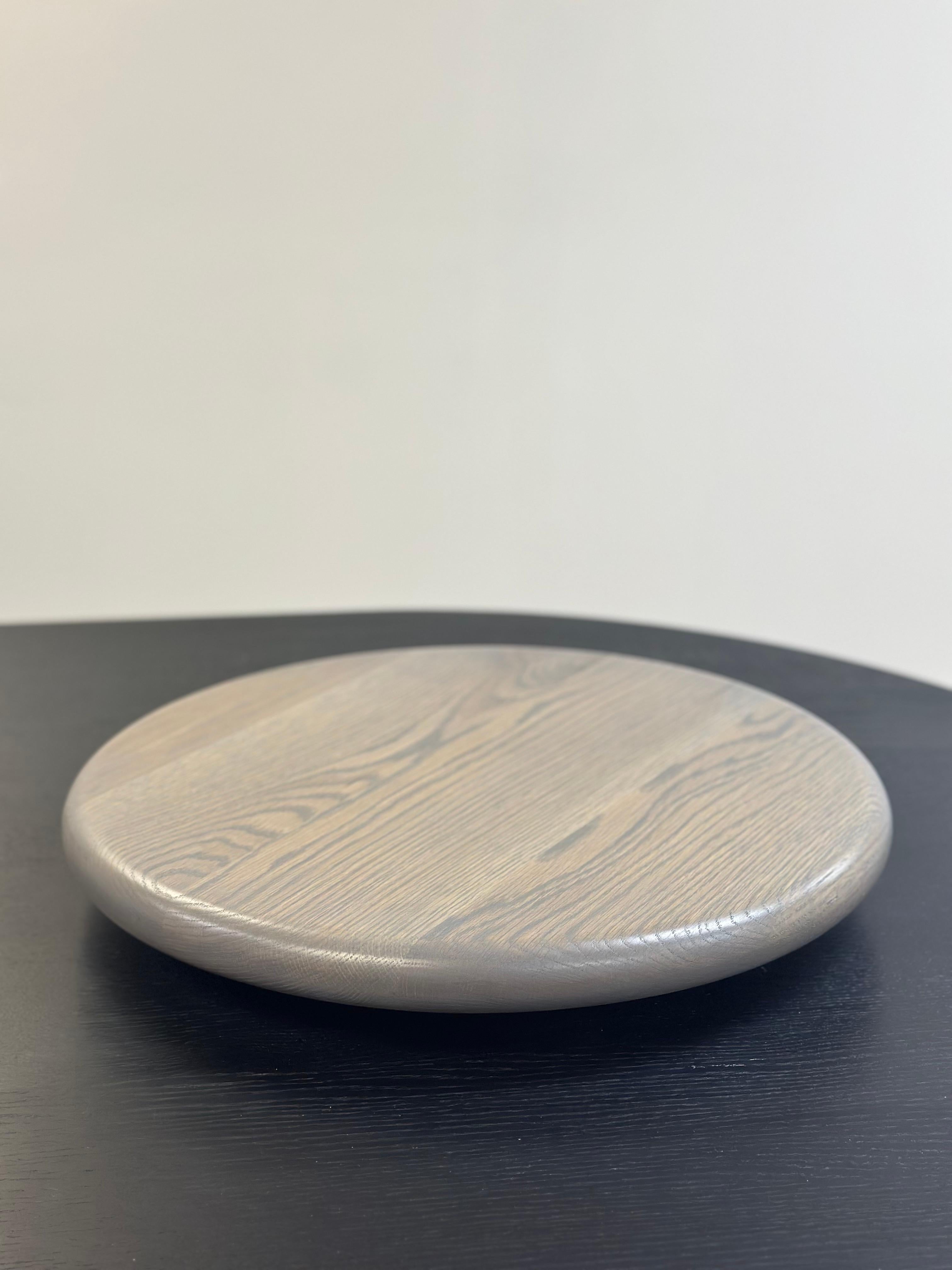 Diseñado para ser el acento funcional redondo perfecto para cualquier mesa, nuestro Lazy Susan está disponible como pieza de madera maciza o con tapa de mármol. Dimensiones normalizadas 19 