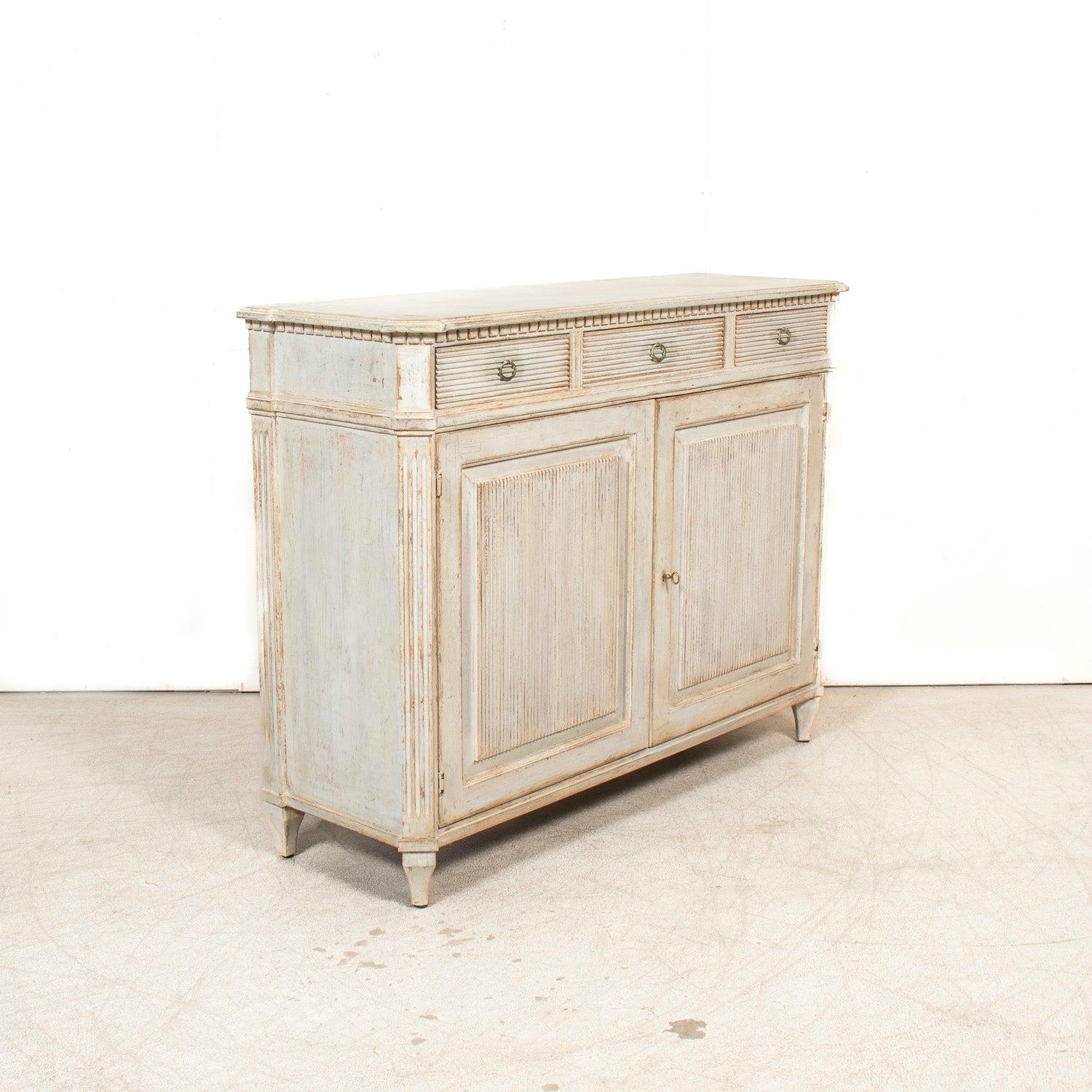 Buffet dipinto in stile gustaviano fatto a mano con fronte a canne in vendita 3