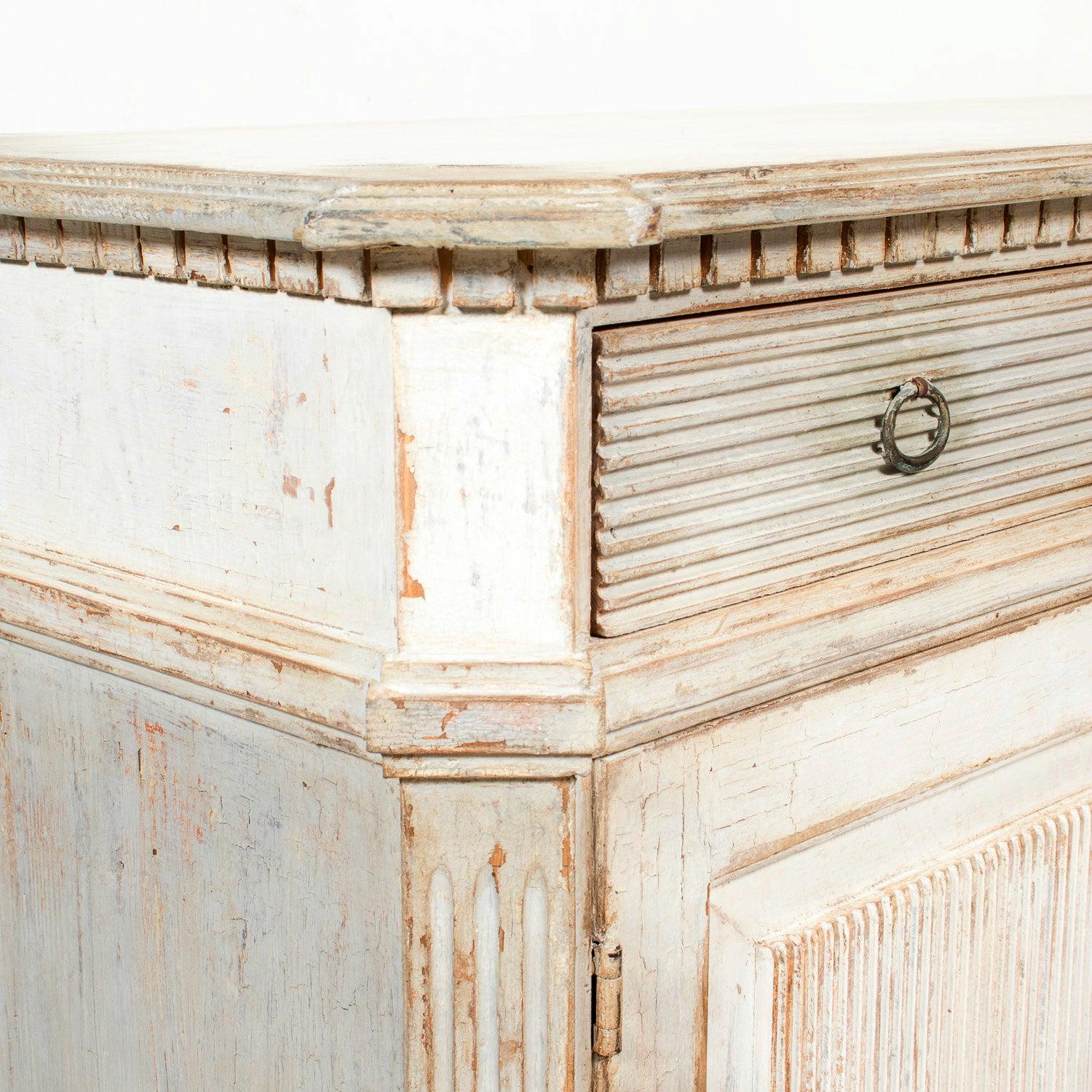 Buffet dipinto in stile gustaviano fatto a mano con fronte a canne in vendita 4