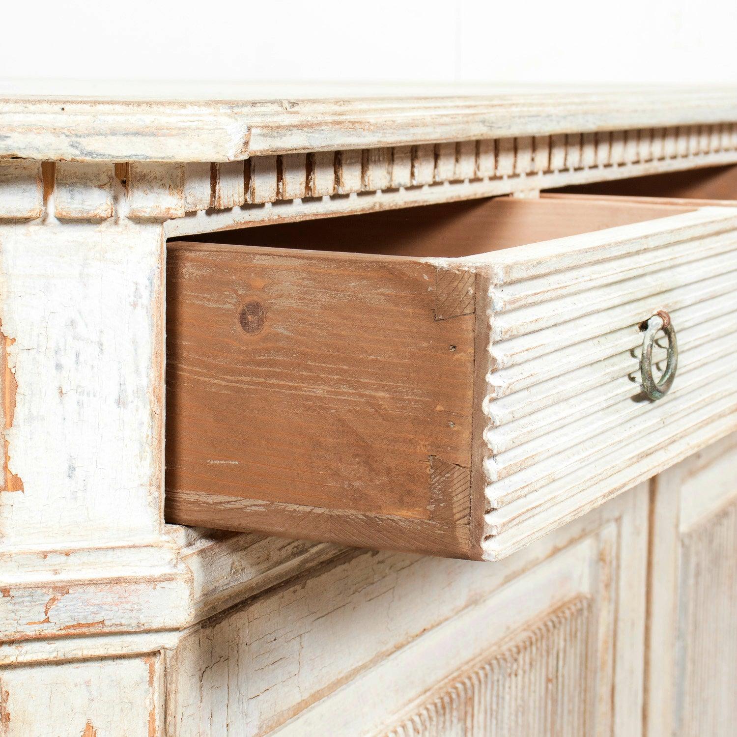 Buffet dipinto in stile gustaviano fatto a mano con fronte a canne in vendita 5