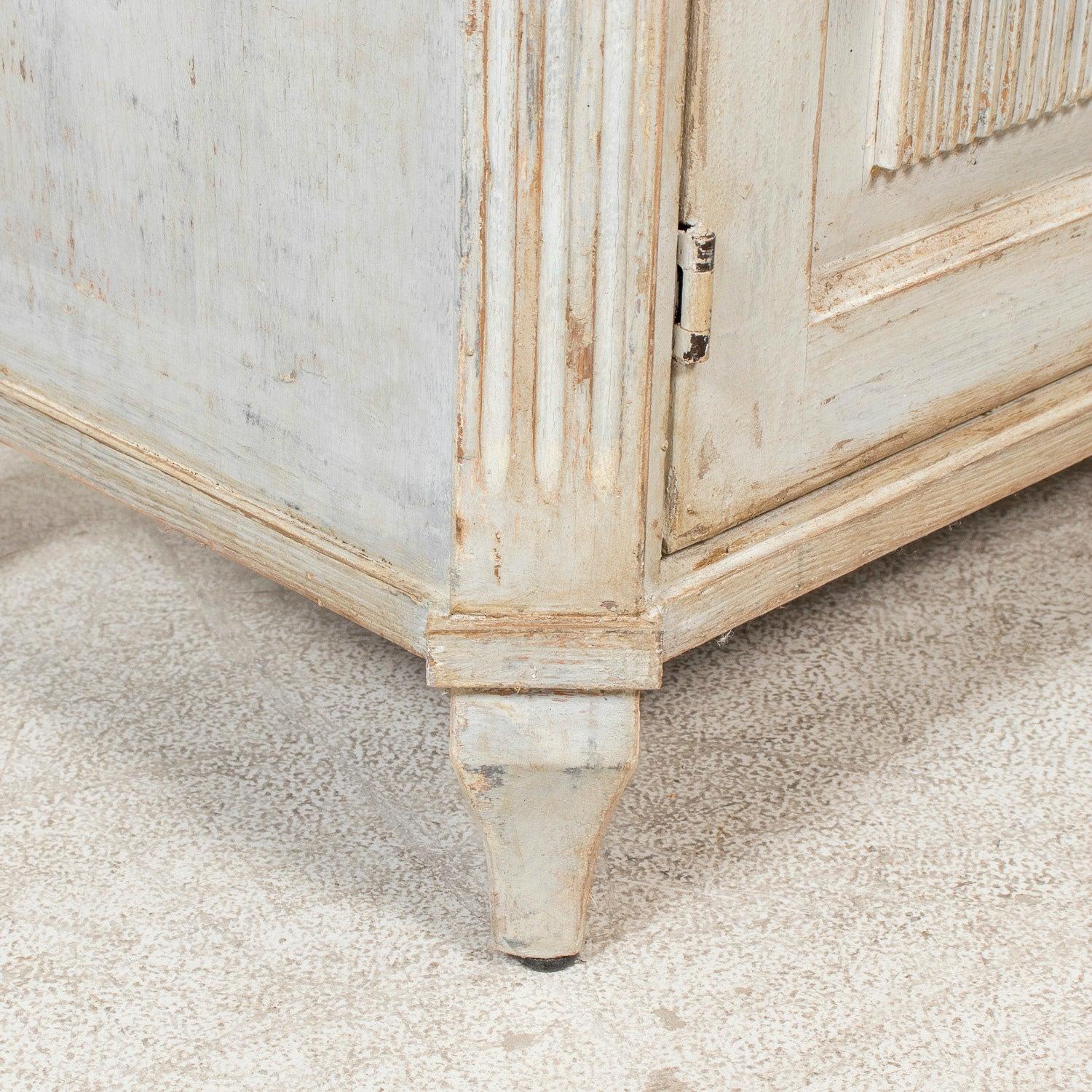 Buffet dipinto in stile gustaviano fatto a mano con fronte a canne in vendita 6