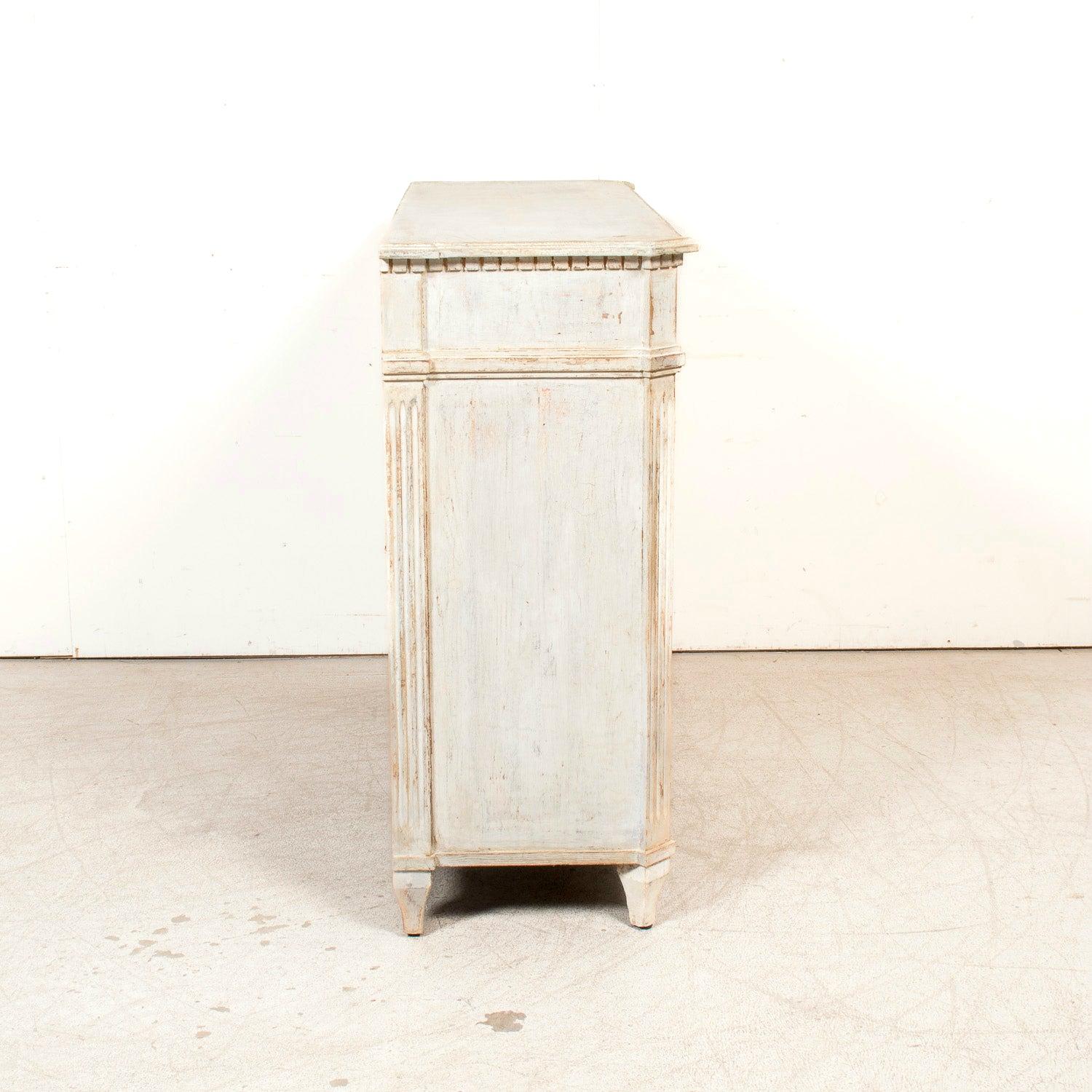 Buffet dipinto in stile gustaviano fatto a mano con fronte a canne in vendita 8