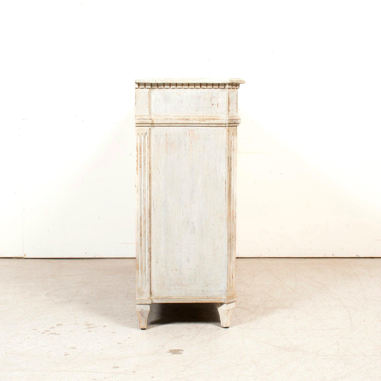 Buffet dipinto in stile gustaviano fatto a mano con fronte a canne in vendita 9