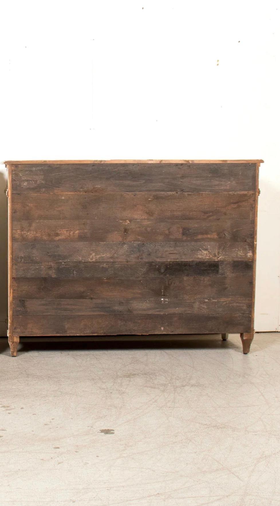 Buffet dipinto in stile gustaviano fatto a mano con fronte a canne in vendita 10