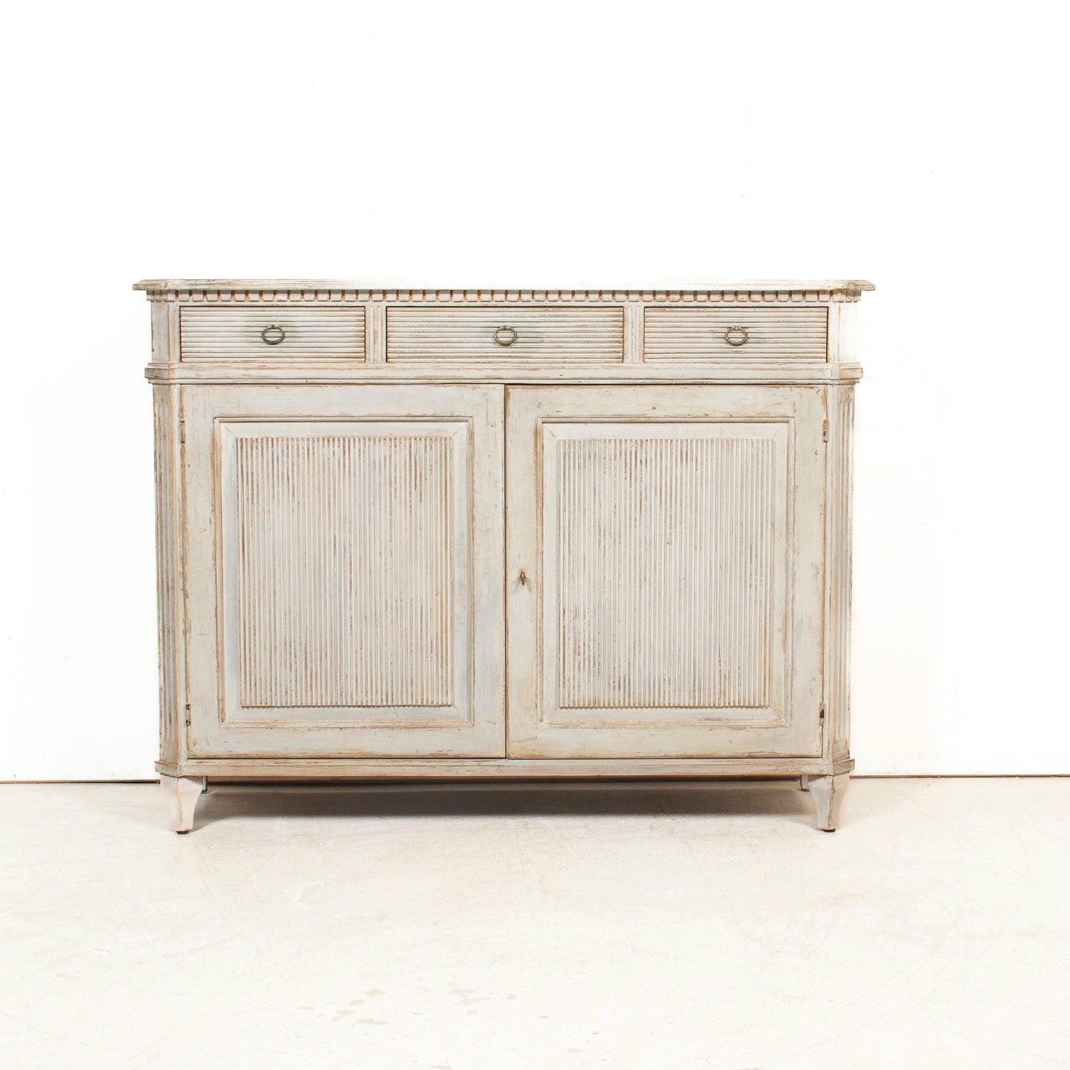 Un buffet dipinto su misura, realizzato a mano sulle colline italiane e ispirato alla raffinata eleganza del design svedese gustaviano. Creato da abili artigiani utilizzando legno invecchiato e recuperato e tecniche tramandate da generazioni, questo