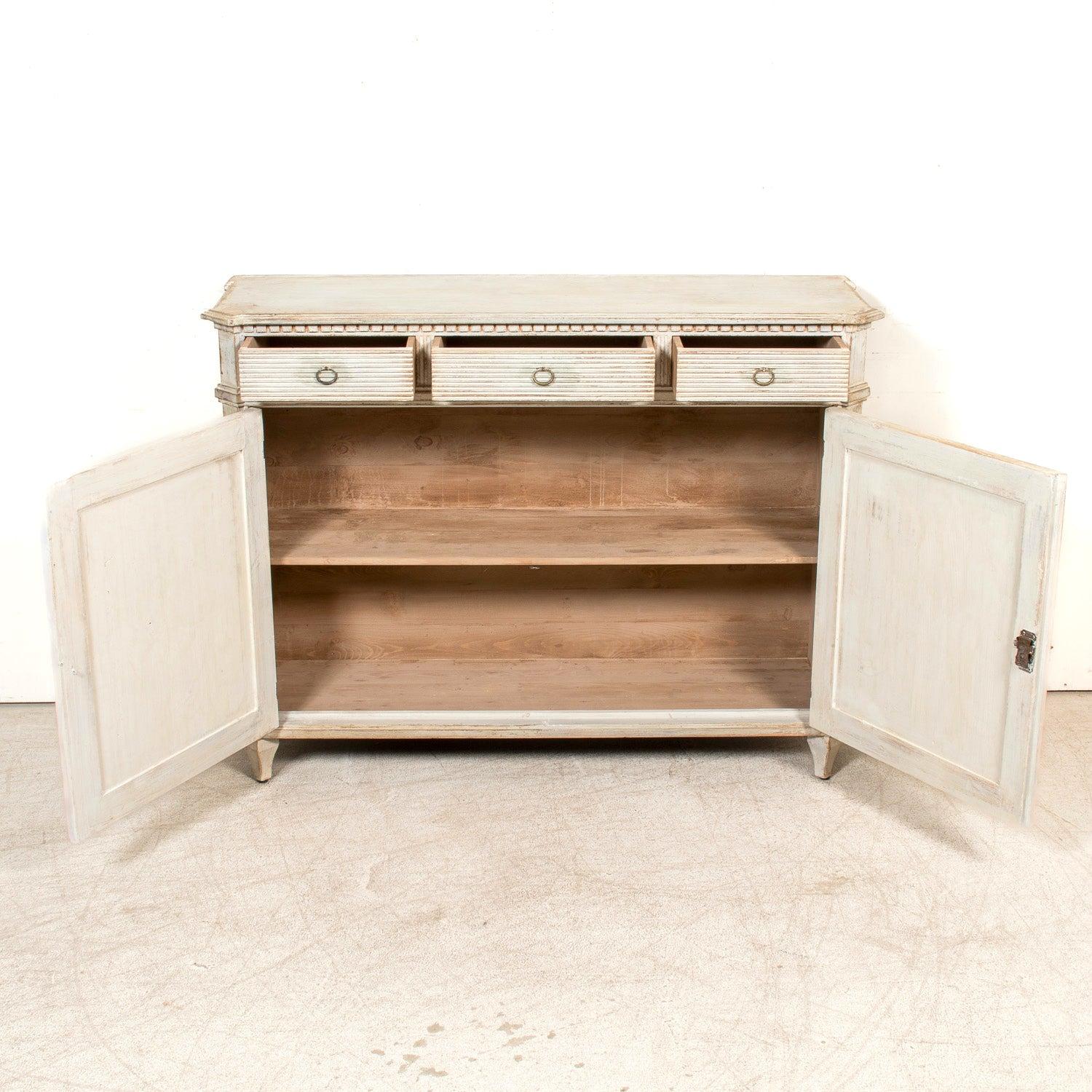 Gustaviano Buffet dipinto in stile gustaviano fatto a mano con fronte a canne in vendita
