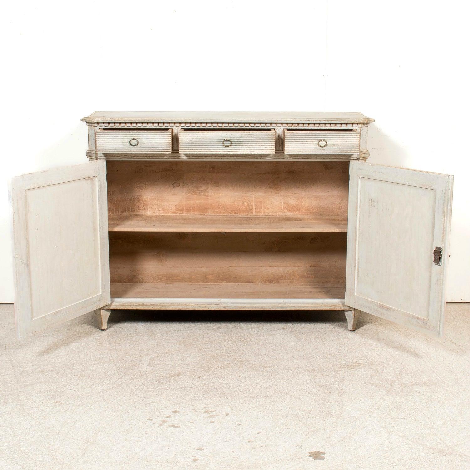 Italiano Buffet dipinto in stile gustaviano fatto a mano con fronte a canne in vendita