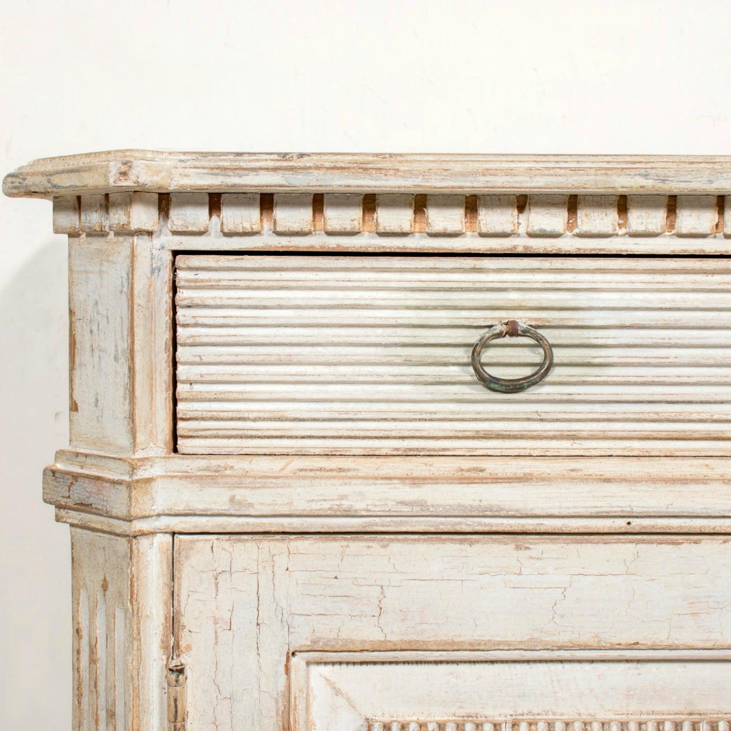 Buffet dipinto in stile gustaviano fatto a mano con fronte a canne In condizioni buone in vendita a Birmingham, AL