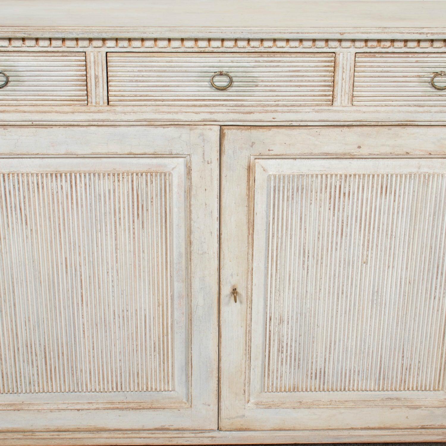 Noce Buffet dipinto in stile gustaviano fatto a mano con fronte a canne in vendita