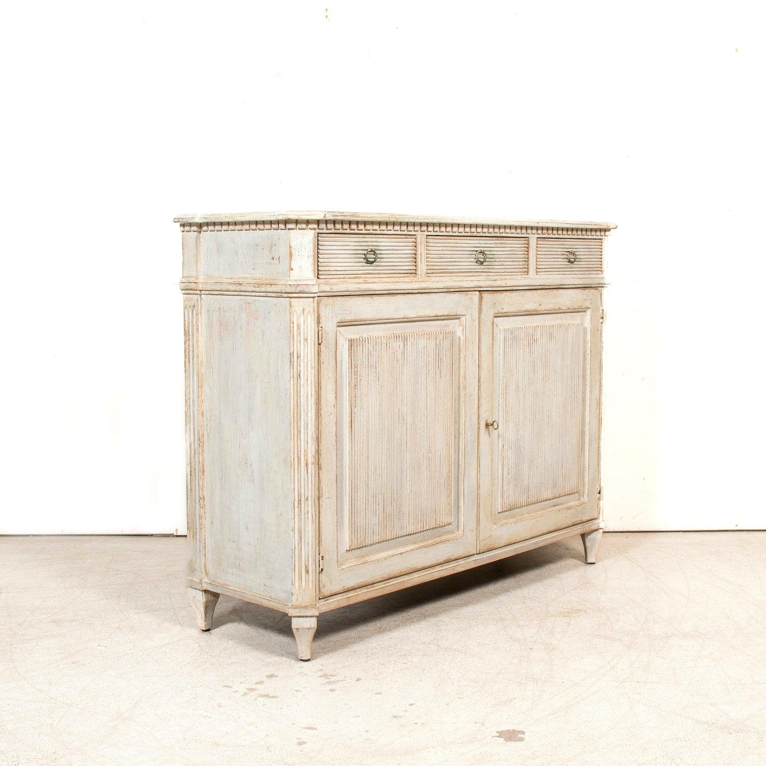 Buffet dipinto in stile gustaviano fatto a mano con fronte a canne in vendita 2