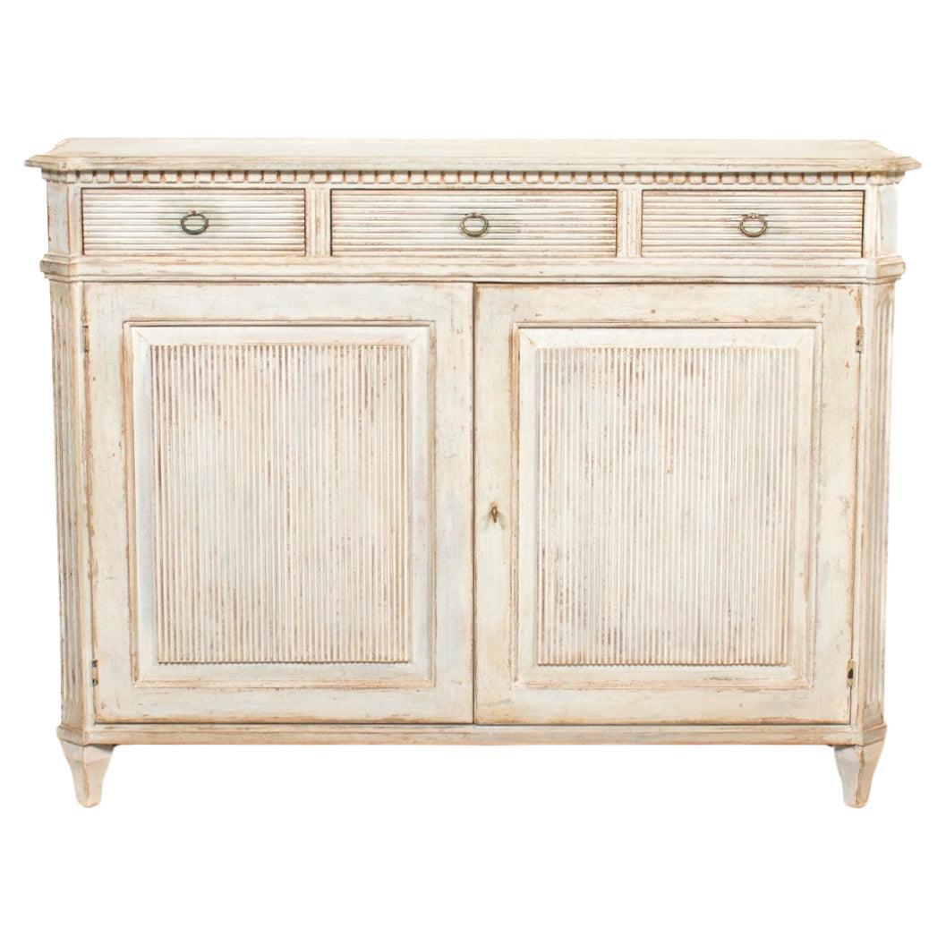 Buffet dipinto in stile gustaviano fatto a mano con fronte a canne in vendita